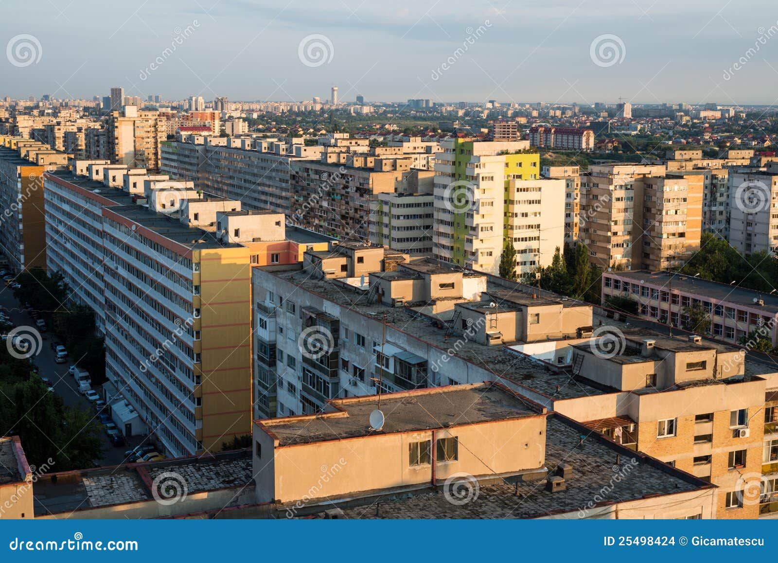 Блоки квартир от заречья Pantelimon в нижнем свете раннего утра. Бухарест (Bucuresti), Румыния