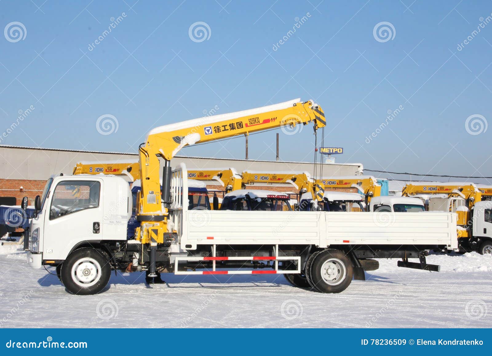 Большой белый автоматический кран тележки стоя на строительной площадке ...