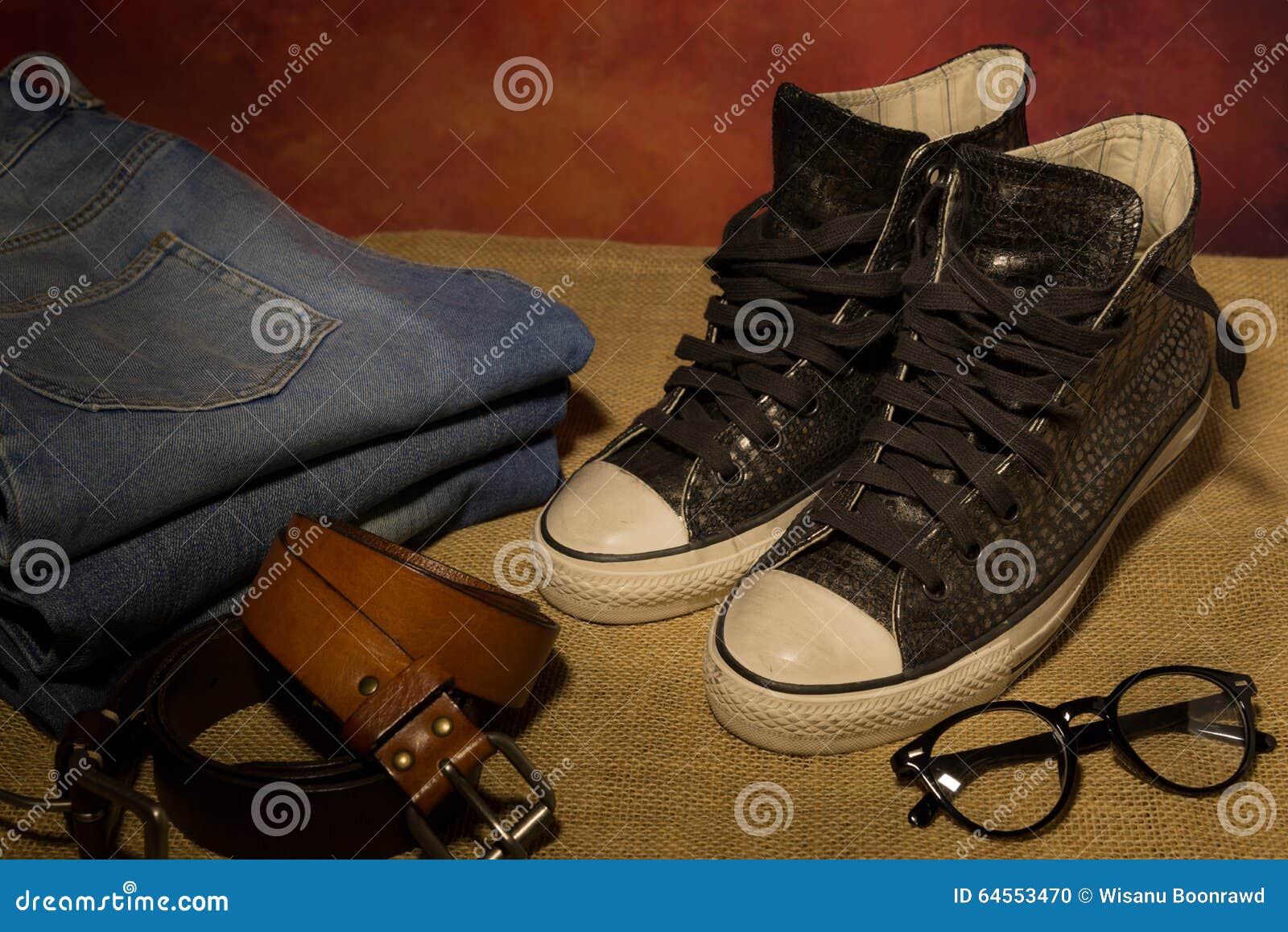 Ботинки натюрморта черные, ботинки. Аксессуары людей натюрморта, черные ботинки, коричневый кожаный пояс, джинсы, ботинки
