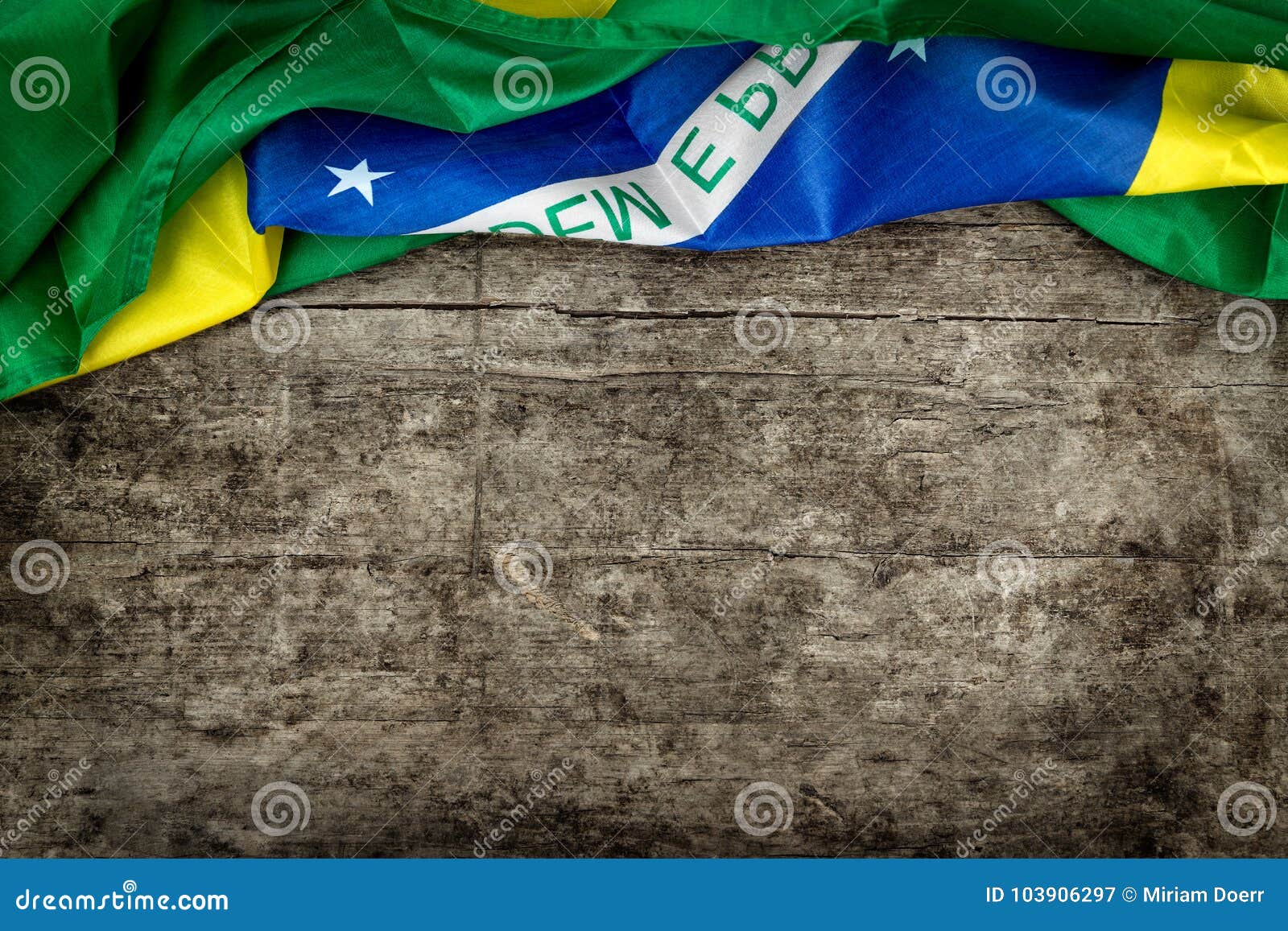 Бразильский флаг на деревянной предпосылке Стоковое Изображение ...