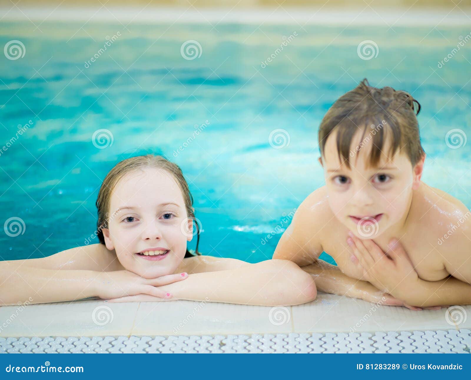 Брат и сестра в бассейне стоковое изображение изображение насчитывающей насладитесь 81283289
