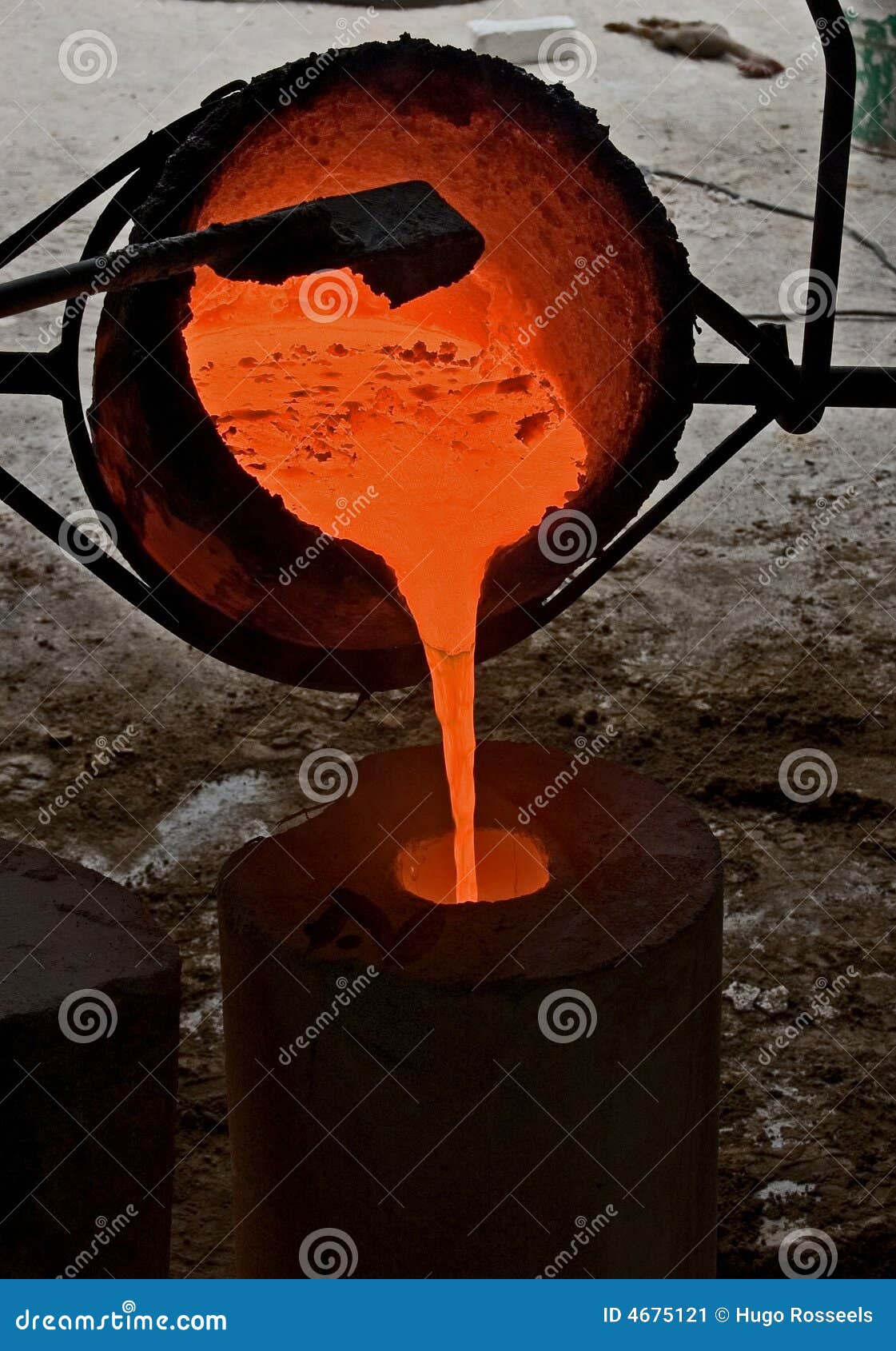 бронзовый жидкостный плавильный котел Стоковое Изображение ...