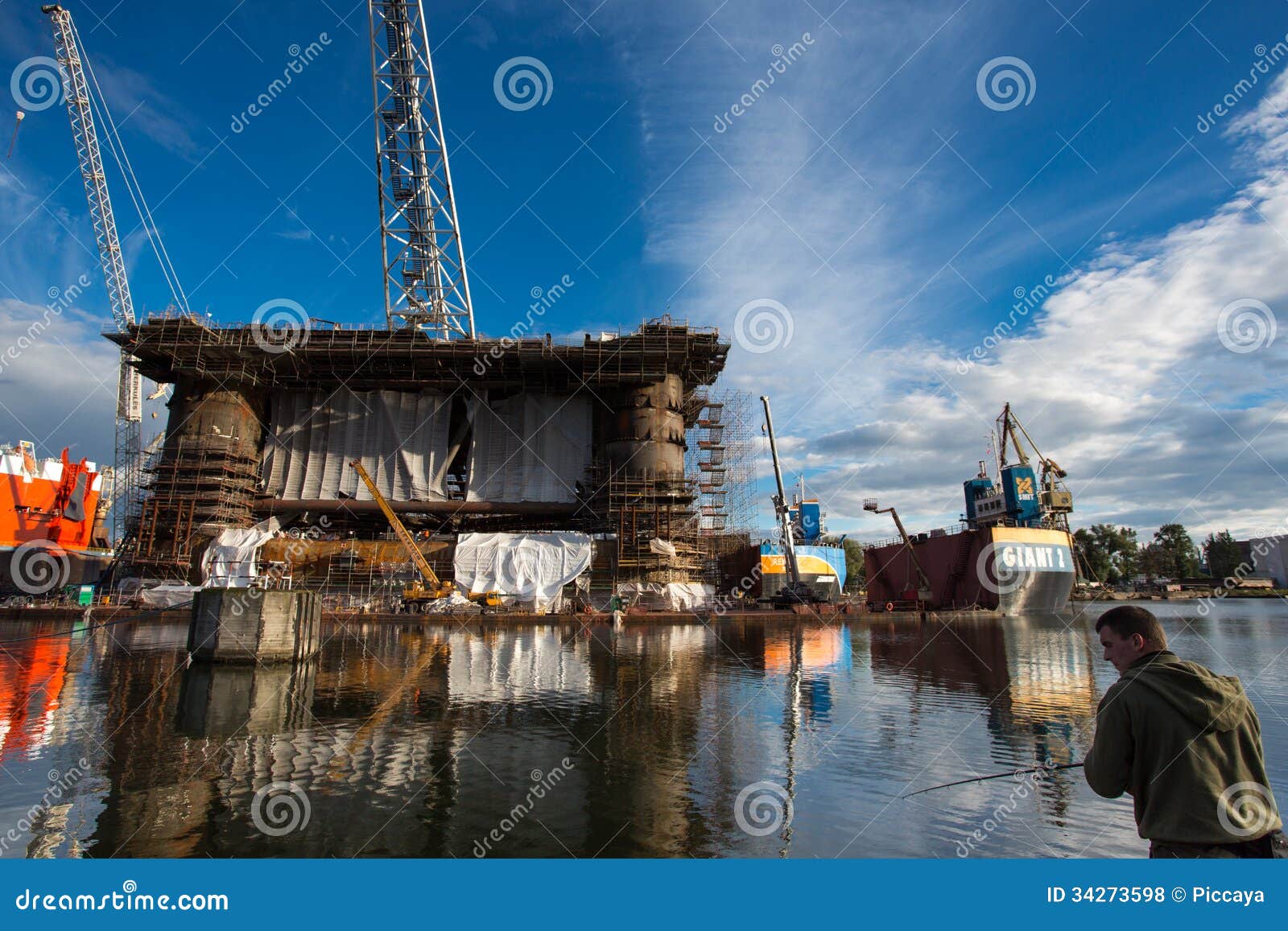 Буровая вышка стыковки на верфи Гданьска с человеком Fisher ...