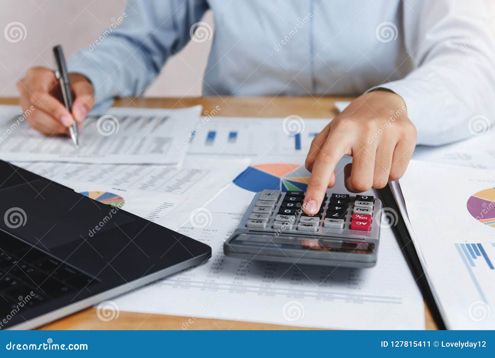 бухгалтер используя калькулятор с ручкой на столе для высчитывает Finan ...
