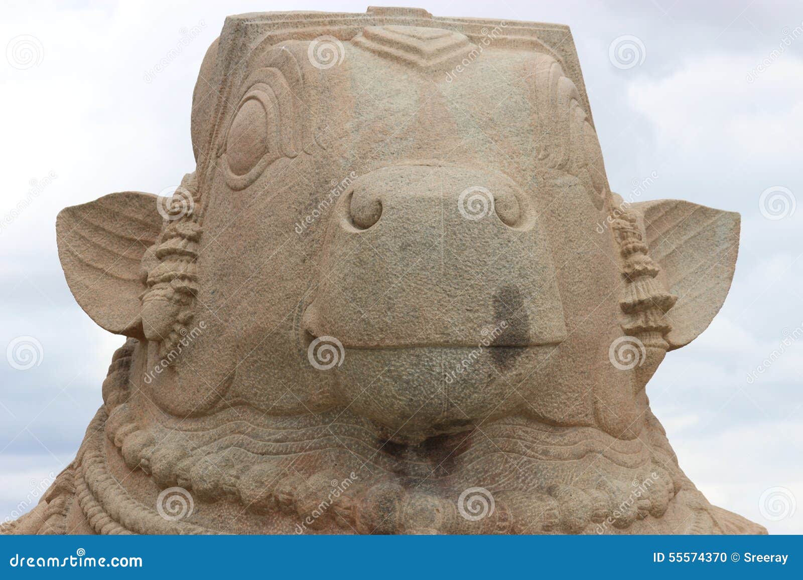 Бык младенца. Статуя быка младенца сделанная из песчаника в lapekshi