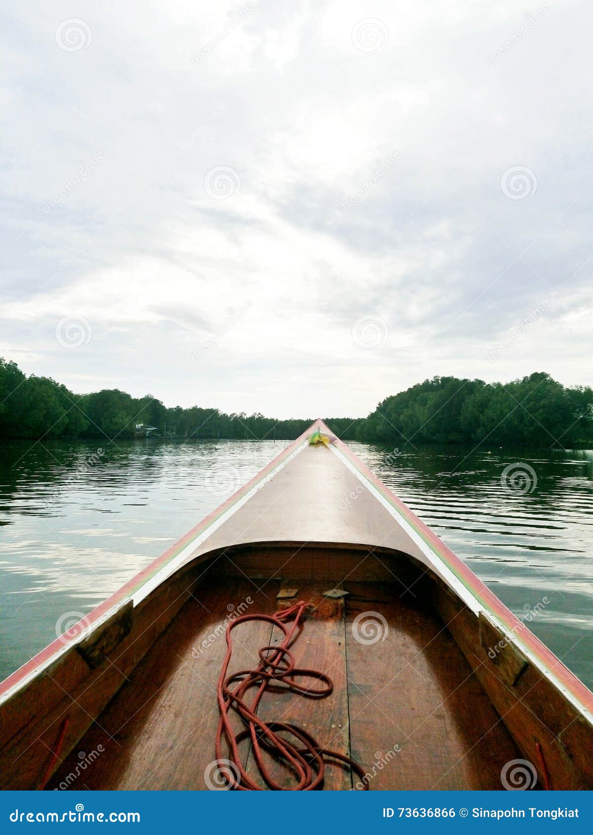 В rowboat. Деревянный rowboat в реке