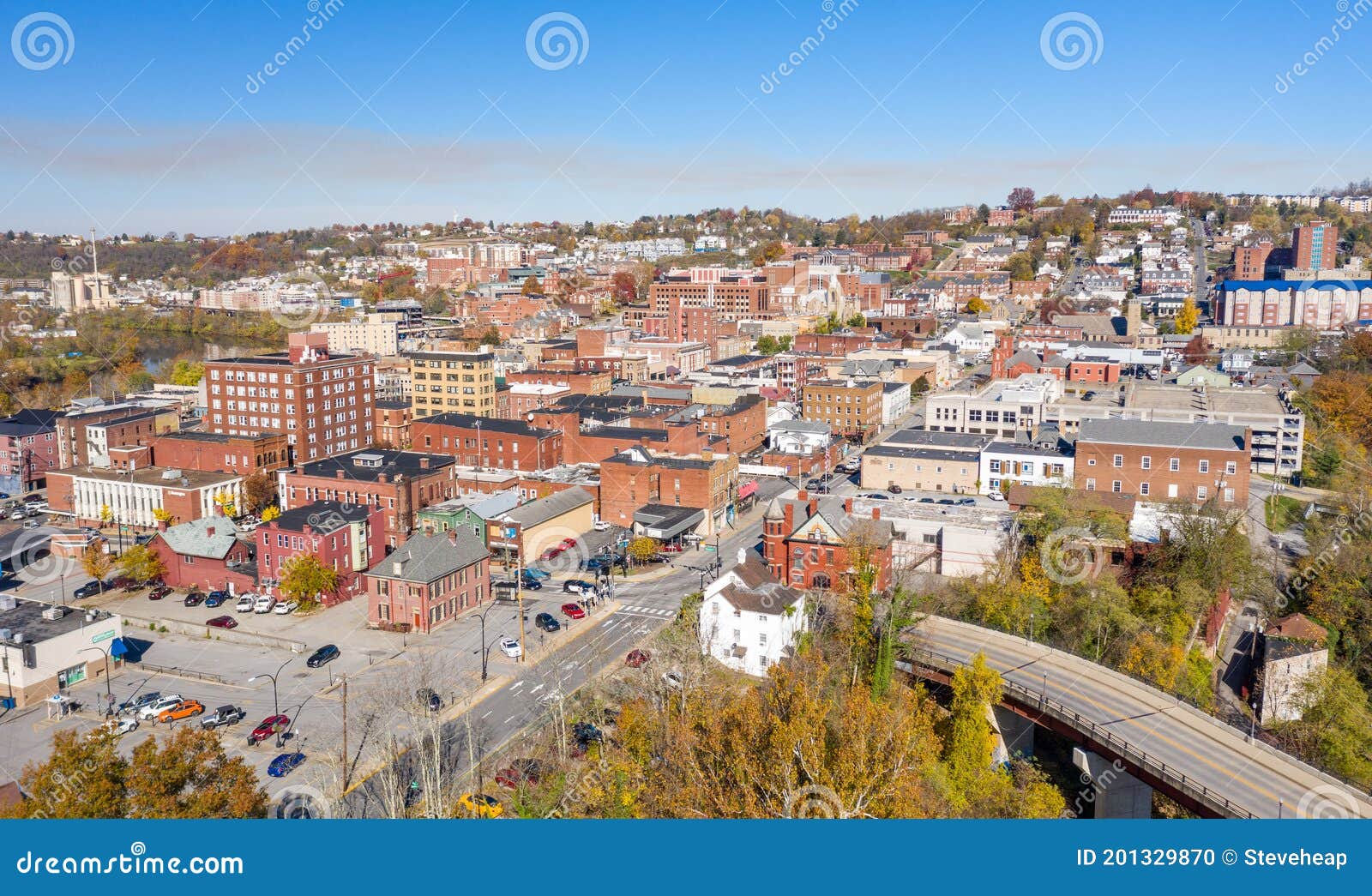 В результате панорама беспилотника центра города Западной