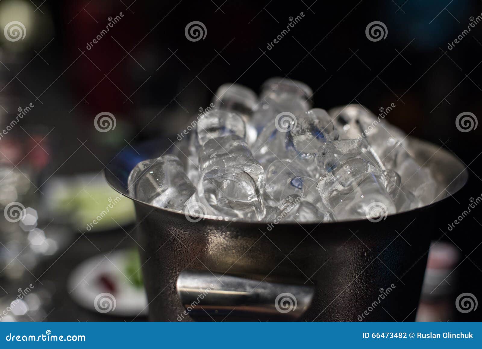 Ведро воды со льдом