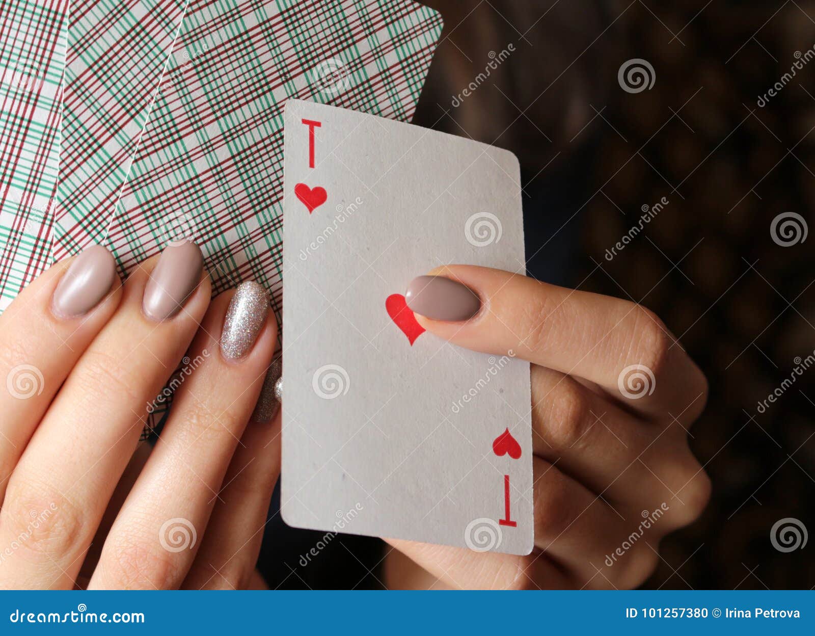 Играть с девушкой в карты на что i боевые карты играть бесплатно