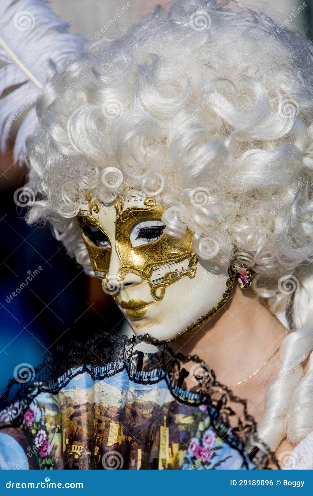 Венецианская маска масленицы. Неопознанная персона с традиционной венецианской маской масленицы.