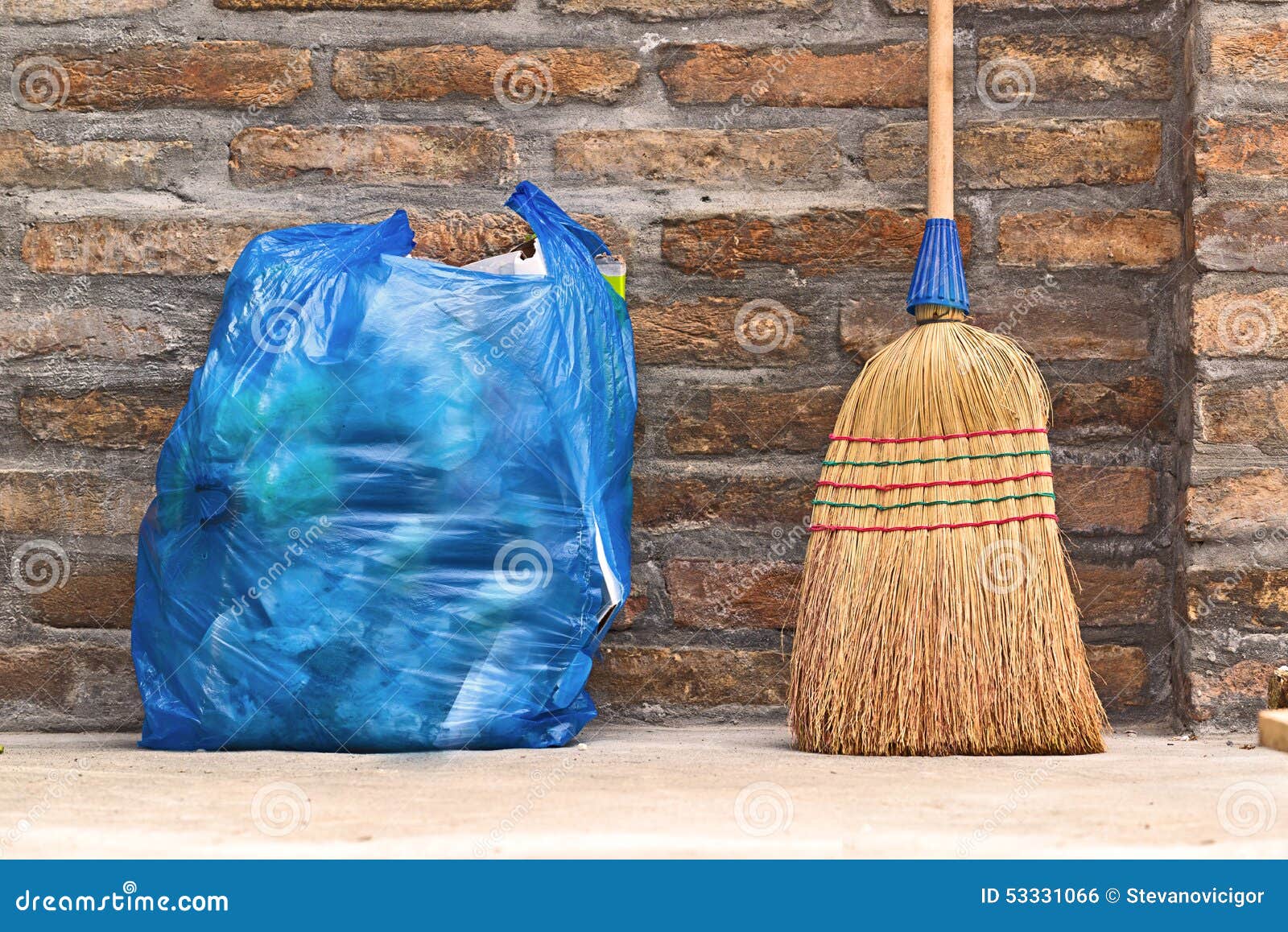 Веник домочадца для сумки чистки и отброса пола. Веник используемый домочадцем для чистки пыли пола и голубой пластичной сумки отброса, горизонтальный