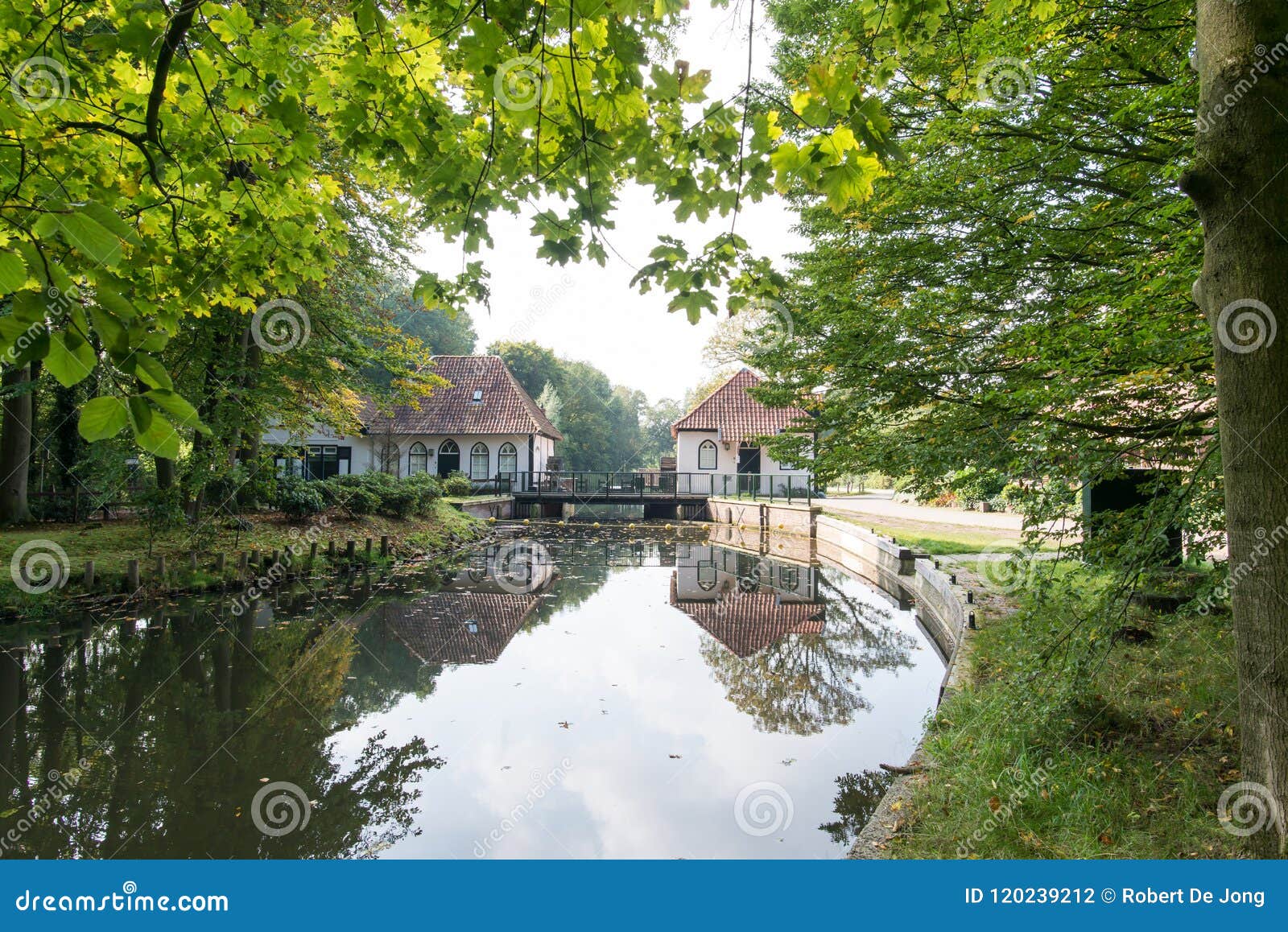 Вертеп Helder водяной мельницы исторических водов в Winterswijk Нидерланды