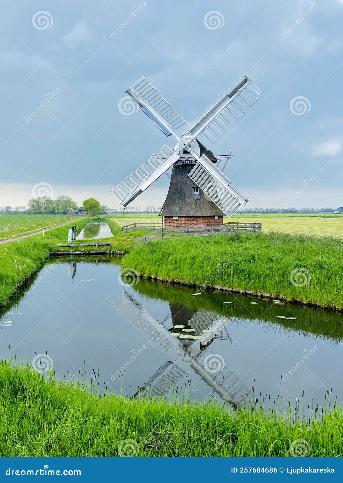 ветряная мельница и канал стоковое фото. изображение насчитывающей ...