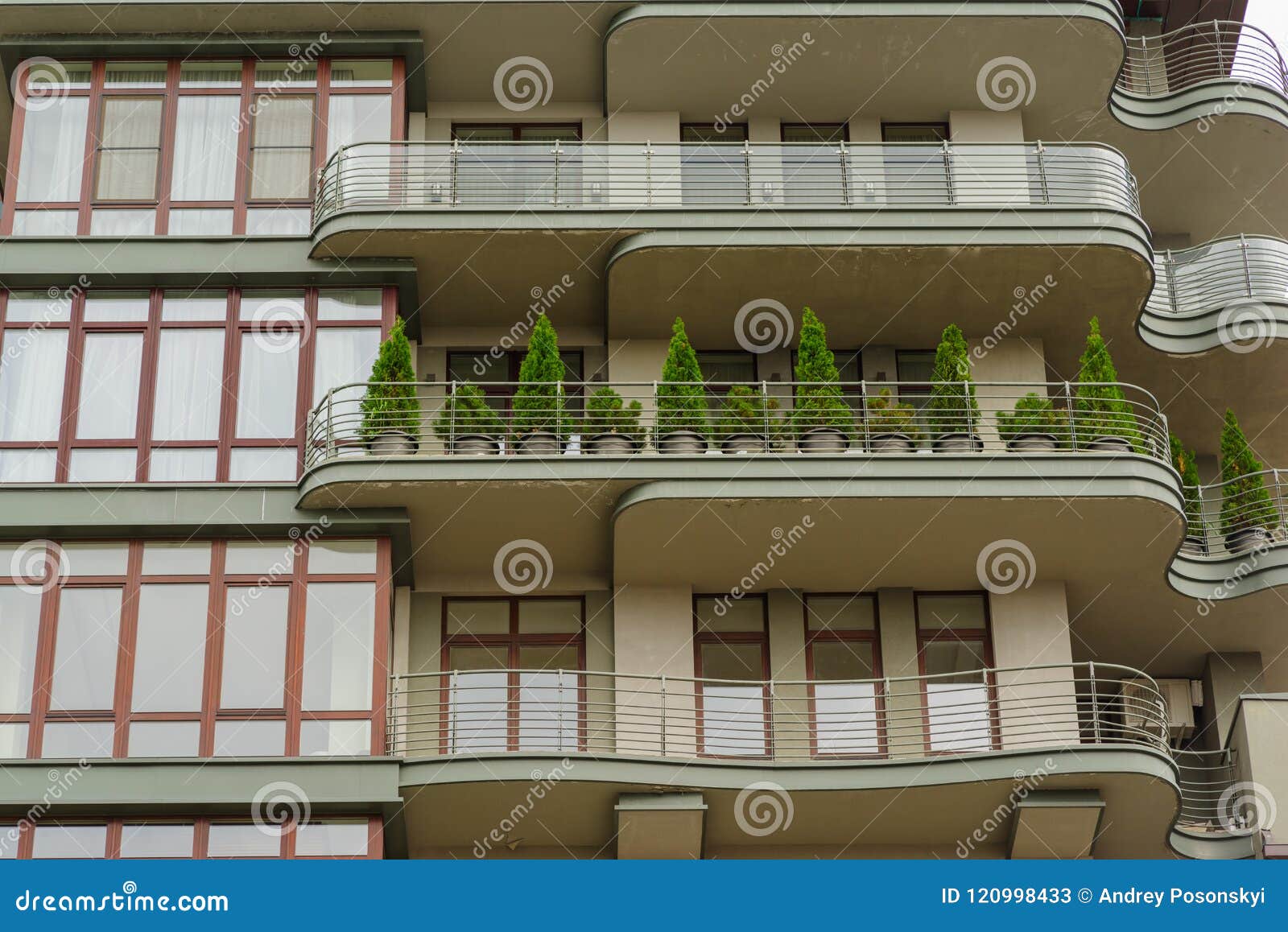 Дом с деревьями на балконах