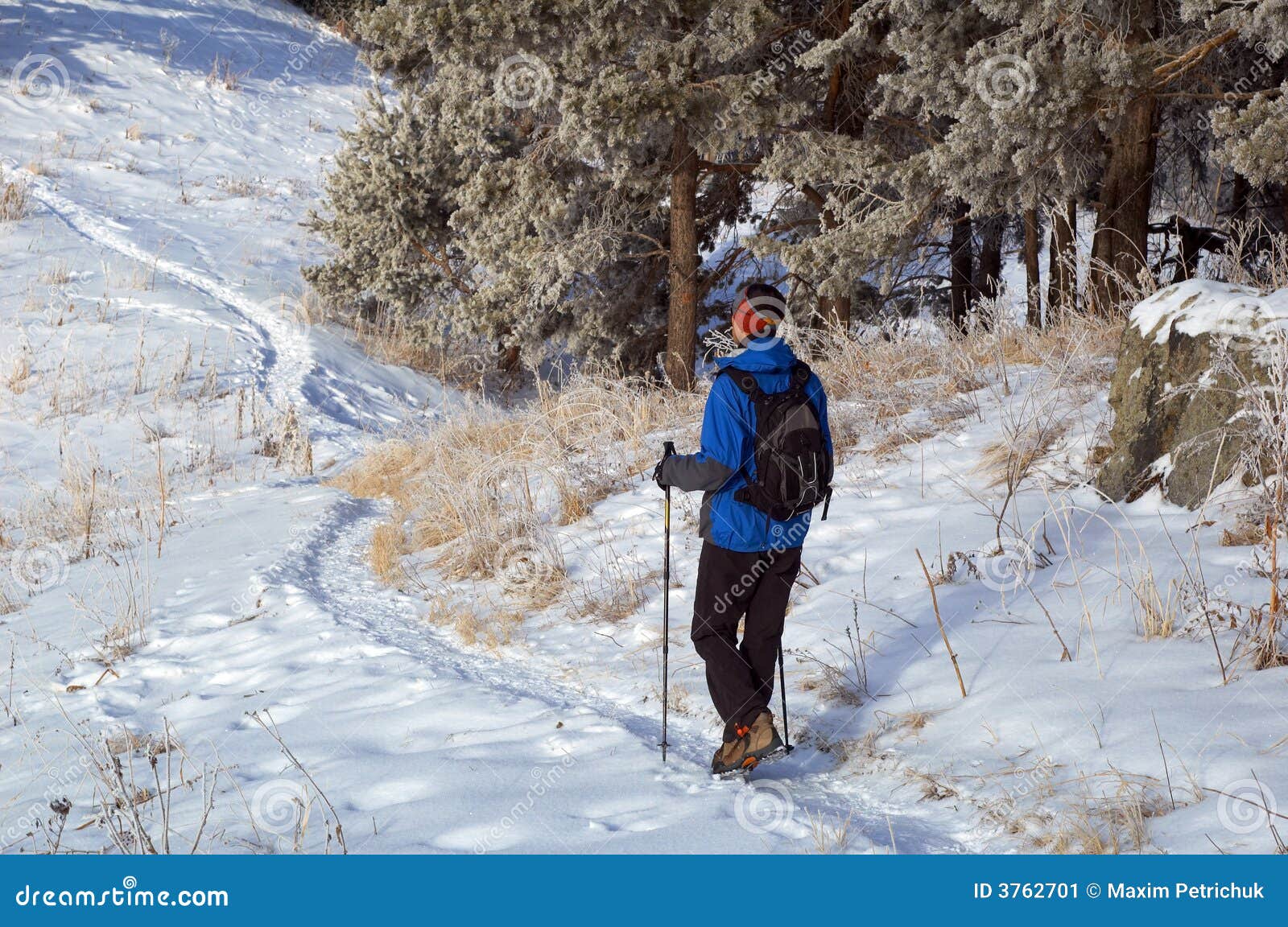 взбираясь snowshoer человека холма. взбираясь зима snowshoer гор человека холма