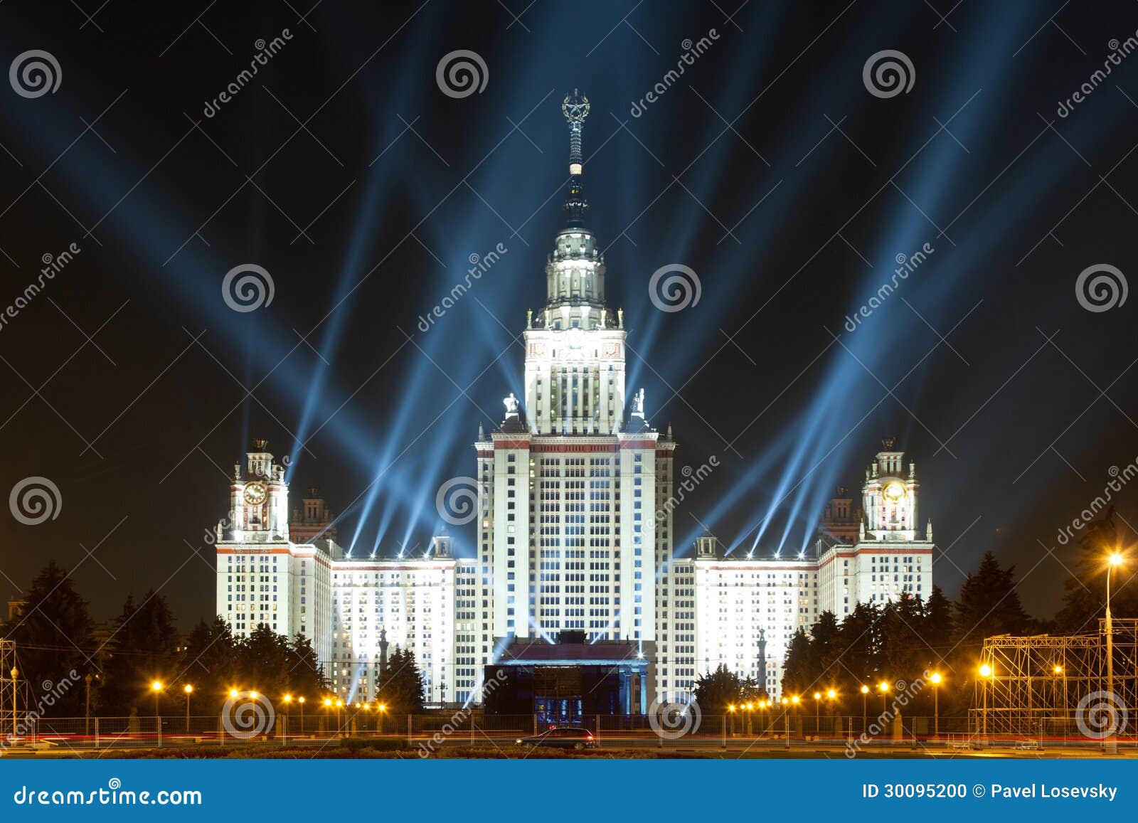 Вуз МГУ В Москве вечером