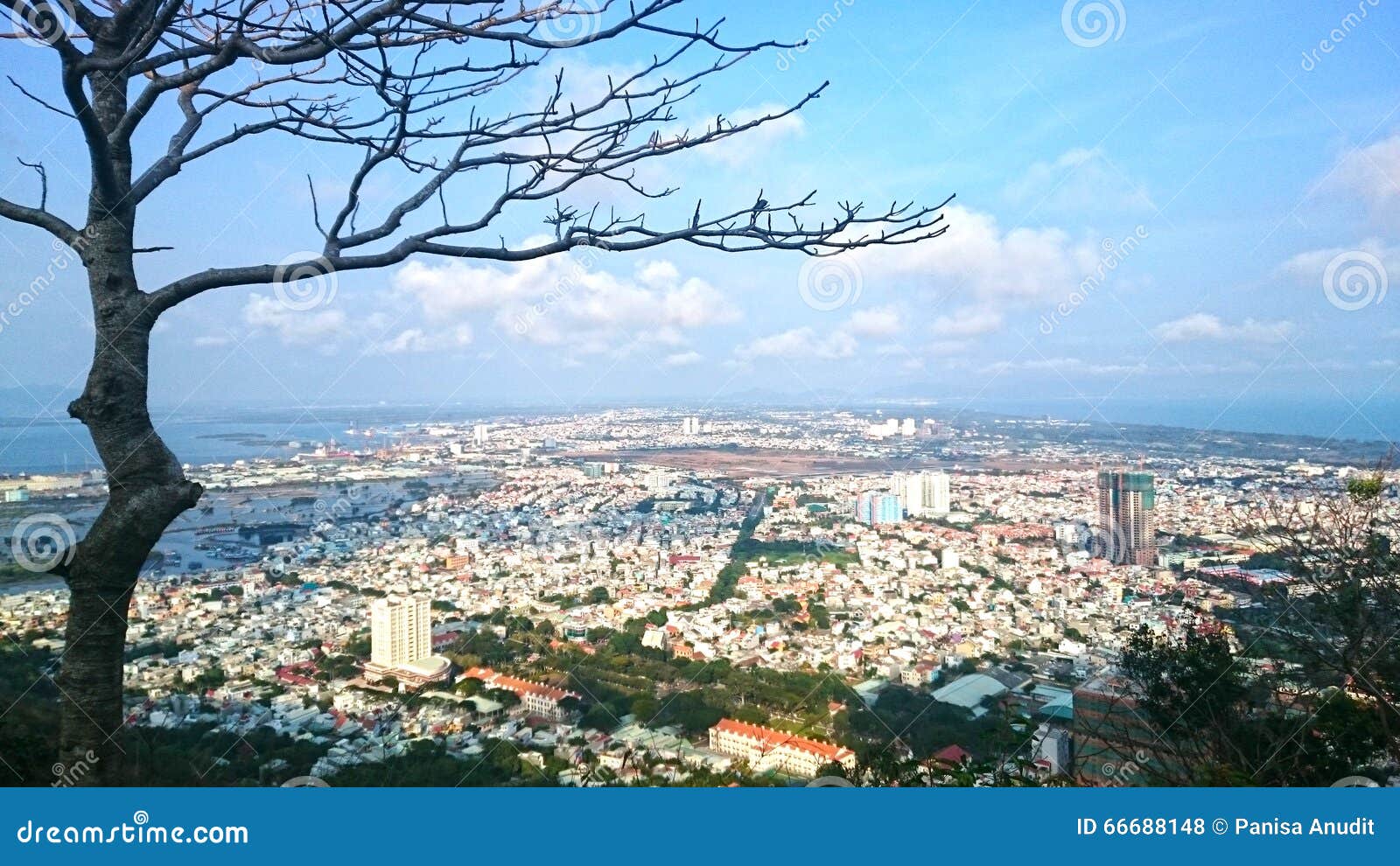 Взгляд города в Вьетнаме. Городской пейзаж города Vungtau в Вьетнаме от moutain