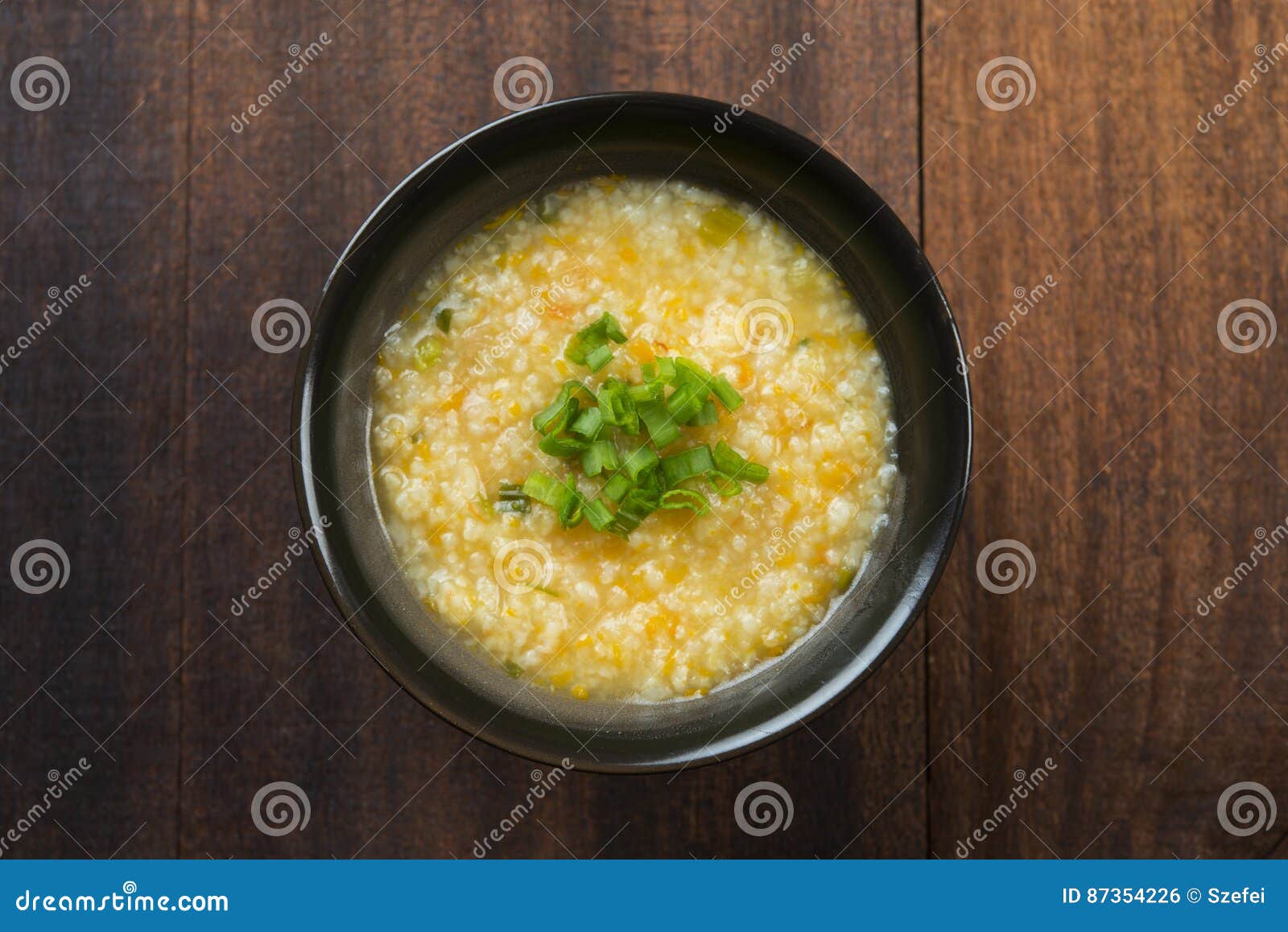 Взгляд сверху шара Congee на деревянном столе