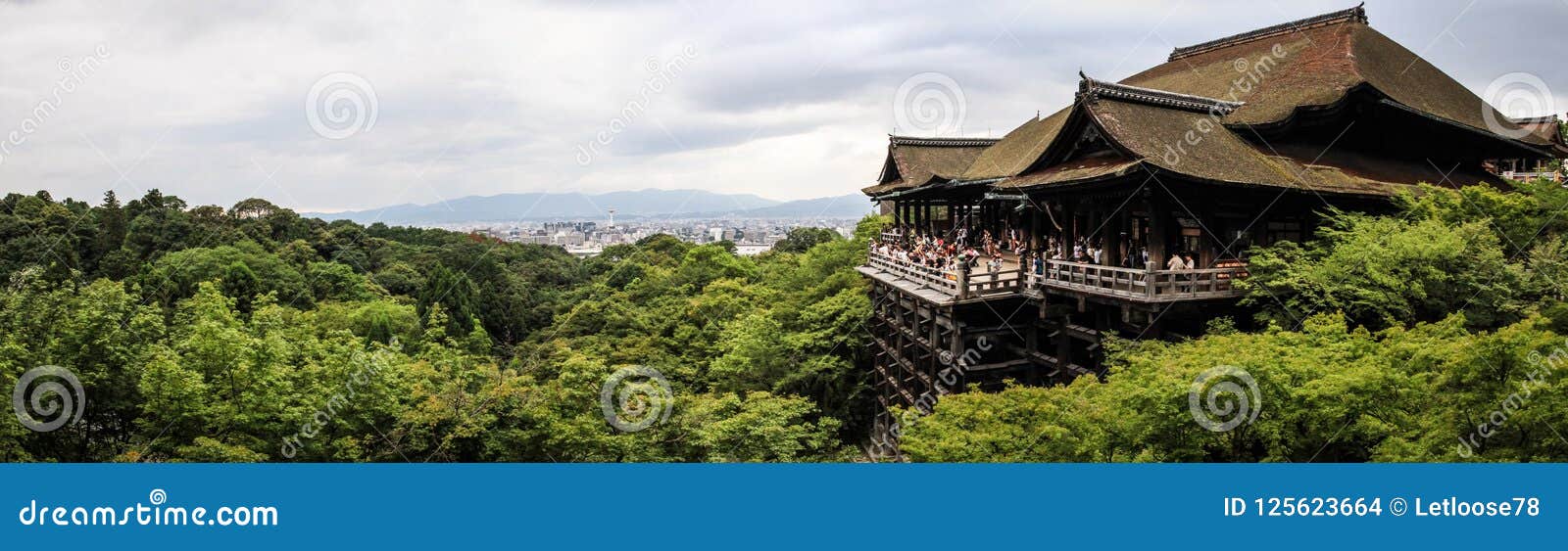 Взгляд Kiyomizu-dera панорамный, официально Otowa-Сан Kiyomizu-dera, higashiyama-ku, Киото, kansai, Япония. Kiyomizu-dera, официально Otowa-Сан Kiyomizu-dera независимый буддийский висок в восточном Киото Висок часть исторических памятников старого Киото Киото, Uji и места Hege мира ЮНЕСКО городов Otsu место nThe нет быть смущенным с Kiyomizu-dera в Yasugi, Shimane, который часть трассы 33 висков паломничество Kannon goku 33 ChÅ «через западную Японию, или виске Kiyozumi-dera связанном с буддийским священником Nichiren