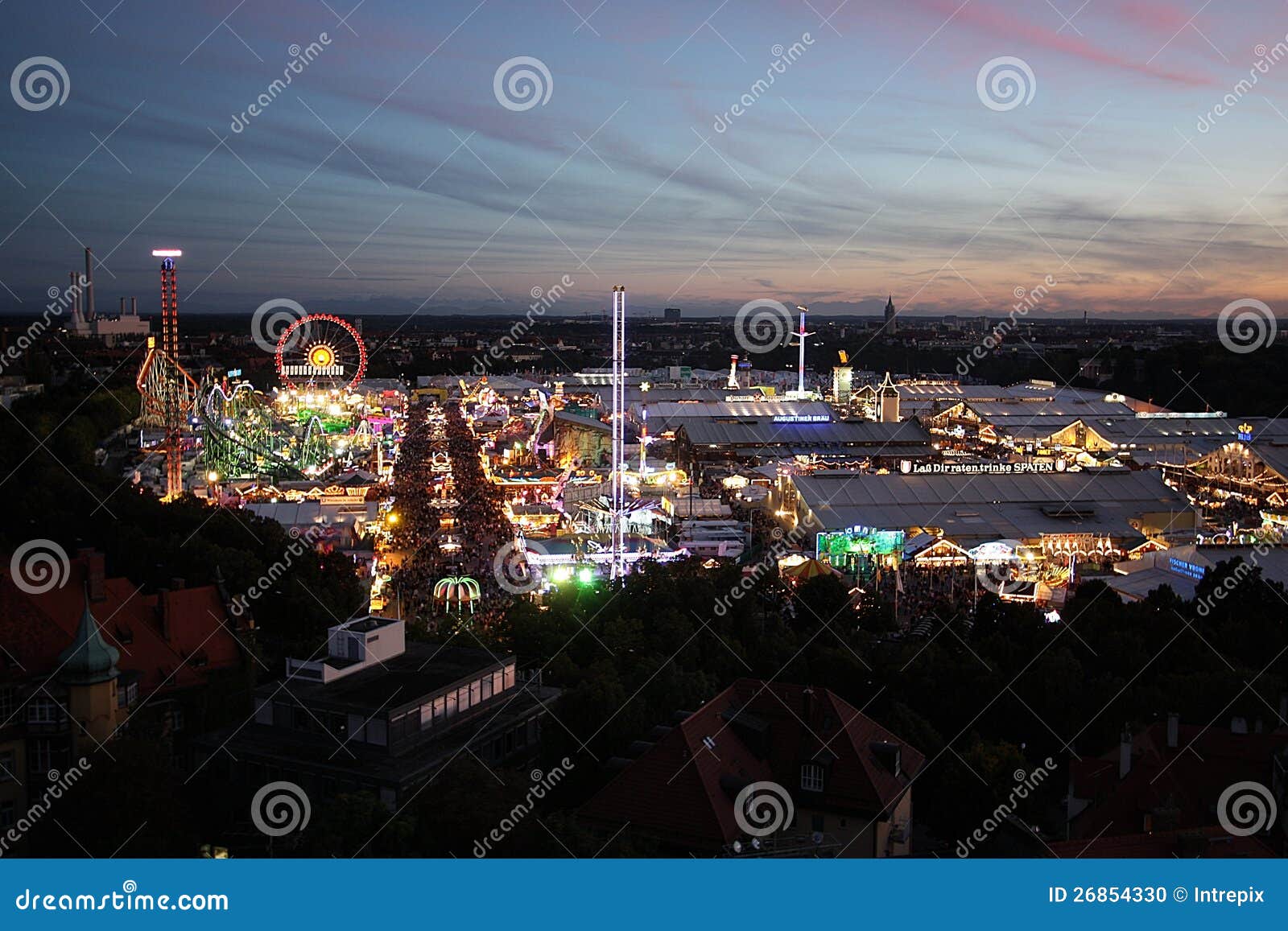 Взгляд Oktoberfest на ноче. Взгляд на 179th Oktoberfest в Мюнхен на ноче. Сфотографированный 28-ого сентября 2012.