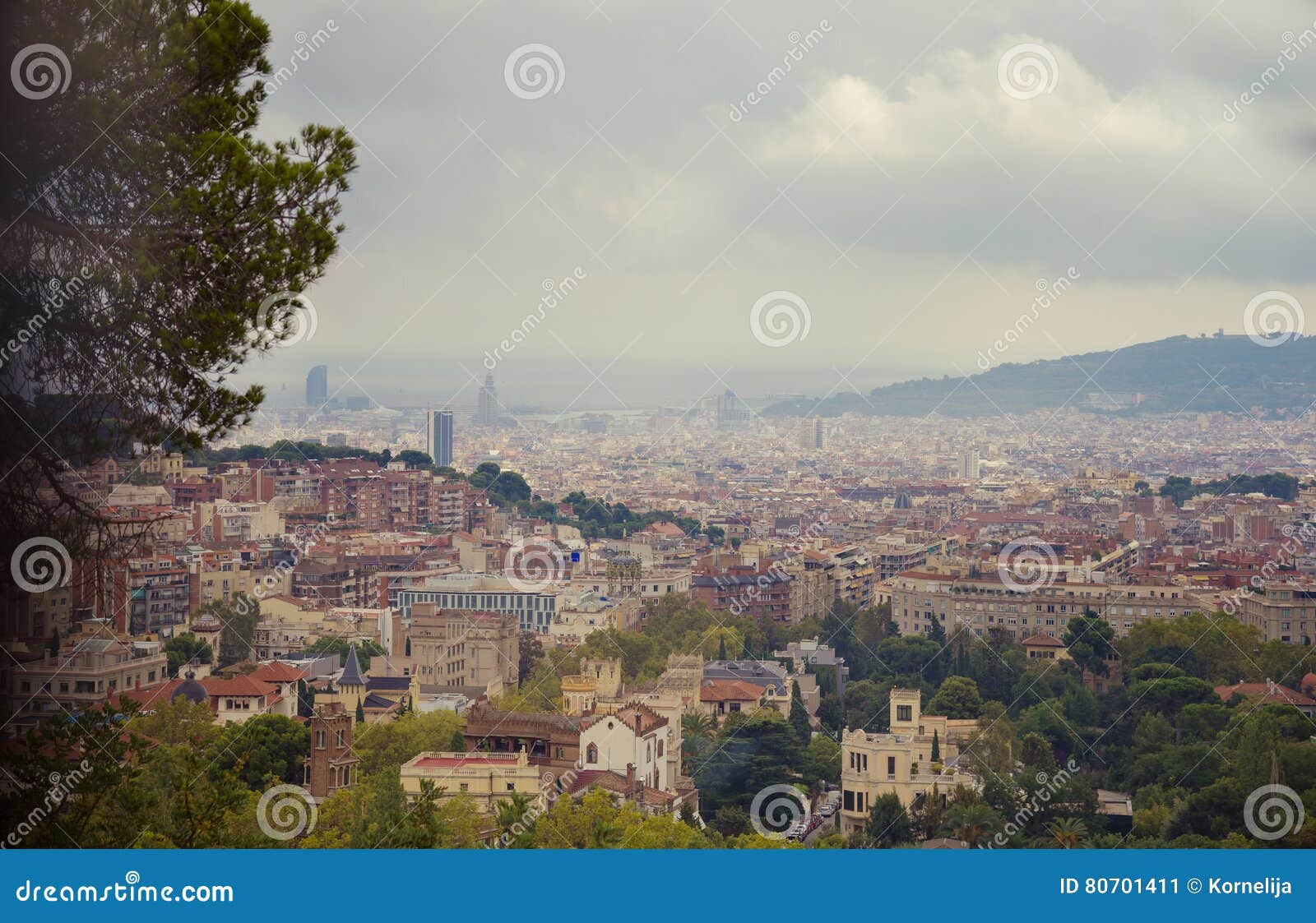 взгляд города barcelona панорамный. Город Барселоны в дне осени Каталония, Испания