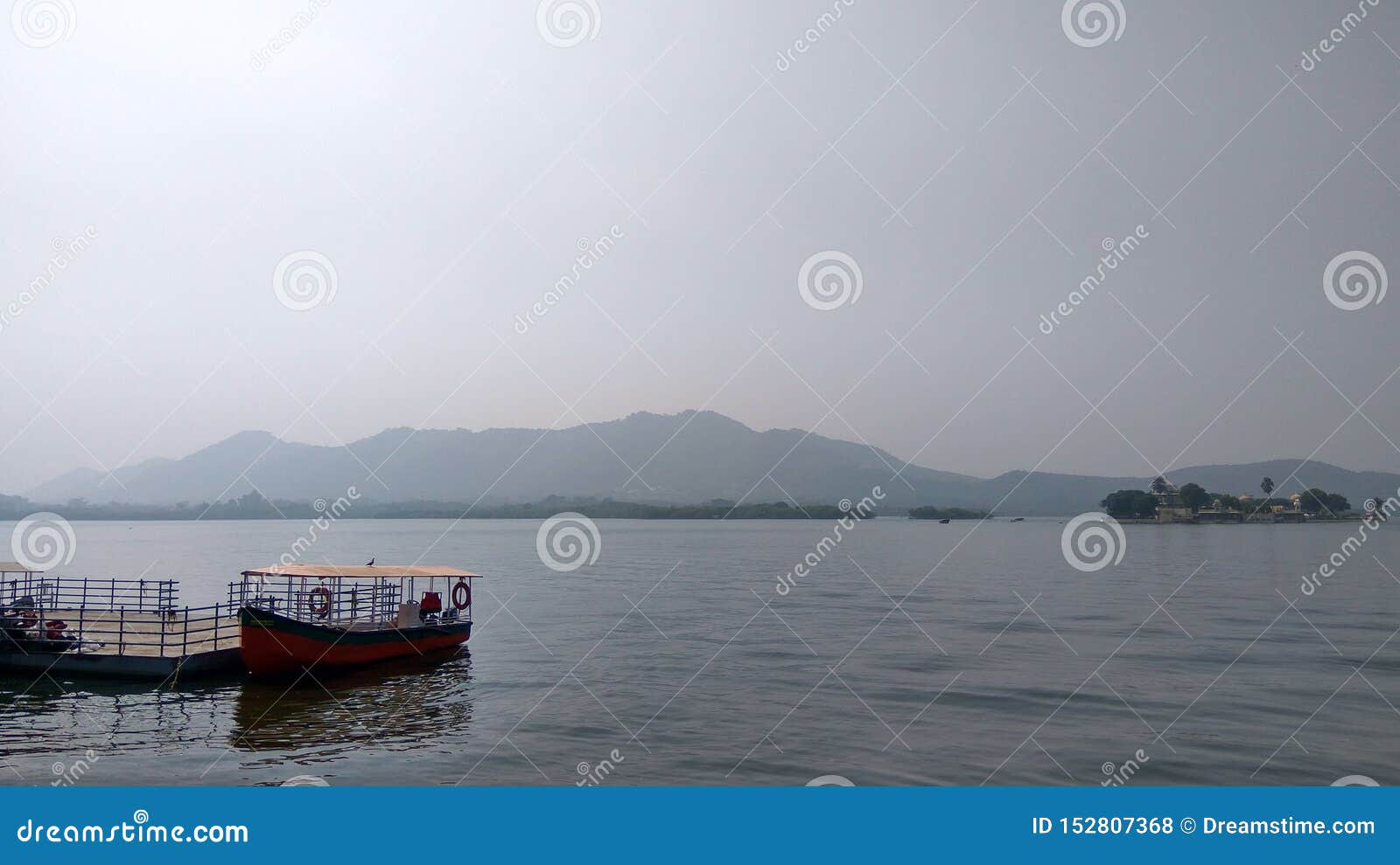 взгляд индийского озера. красивый и исторический дворец Взгляд udaipur озера pichola красивый летний день вдоль стороны озеро