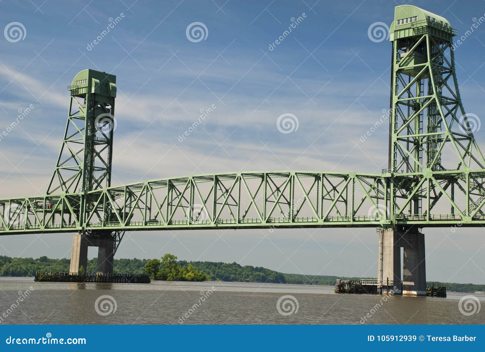 Взгляд от шлюпки на взгляде James River старого моста