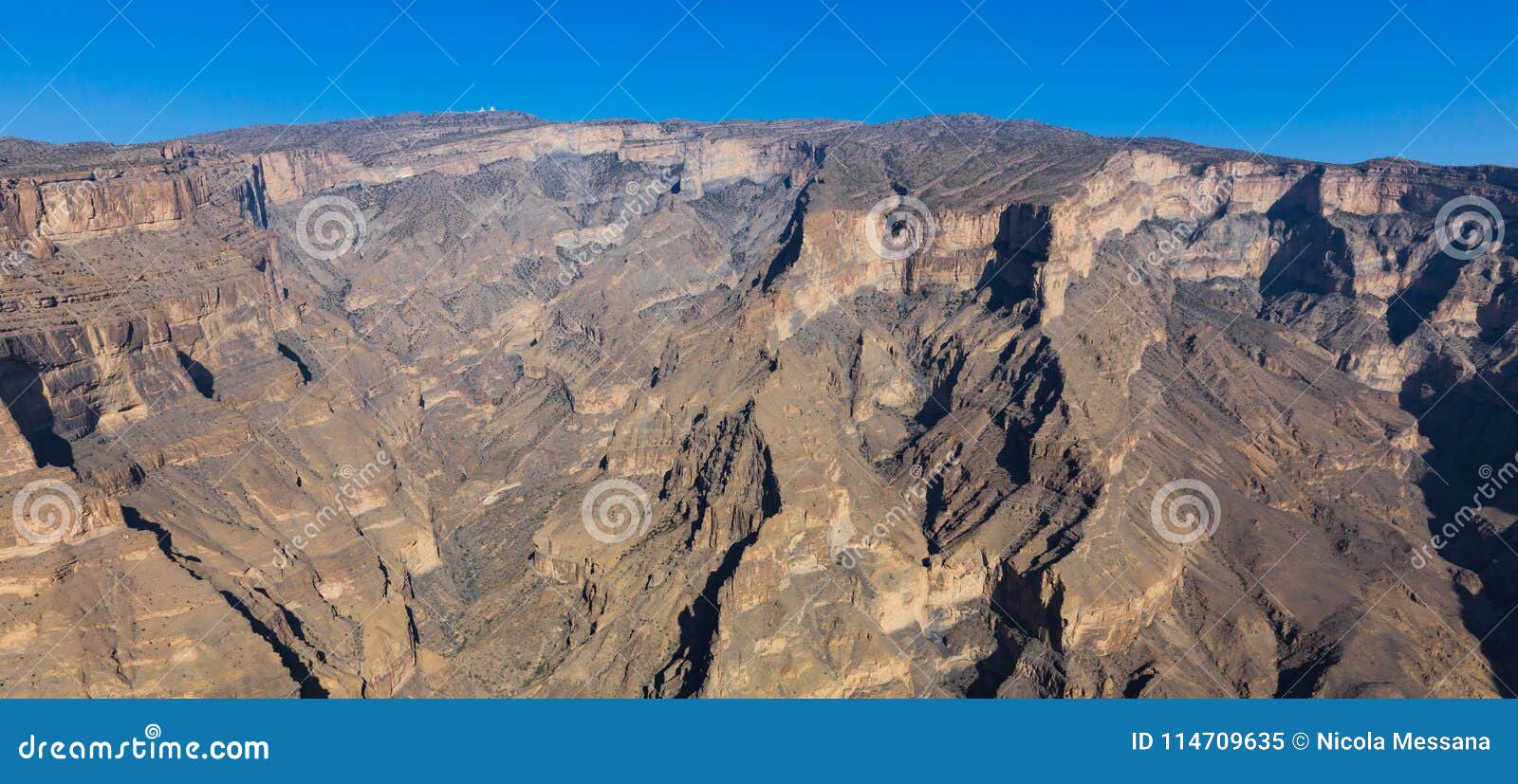 Взгляд подделок Jebel в Омане. Взгляд гранд-каньона Ближний Востока на горе подделок Jebel в Омане
