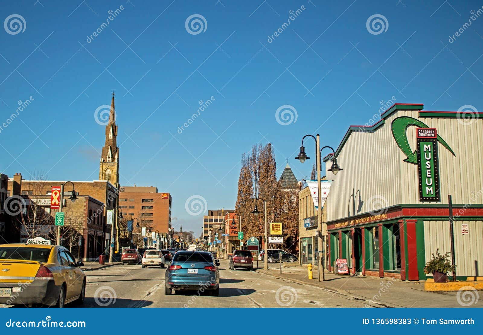 Взгляд улицы Simcoe в городском Oshawa, Онтарио, Канада Редакционное