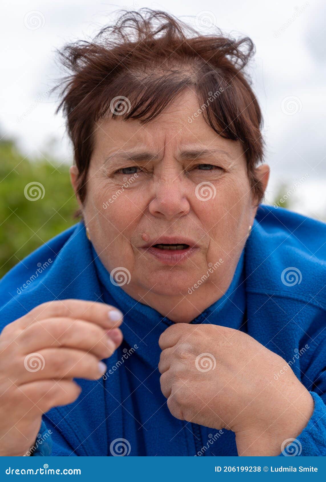 Взрослая женщина на улице стоковое фото изображение насчитывающей износ 206199238