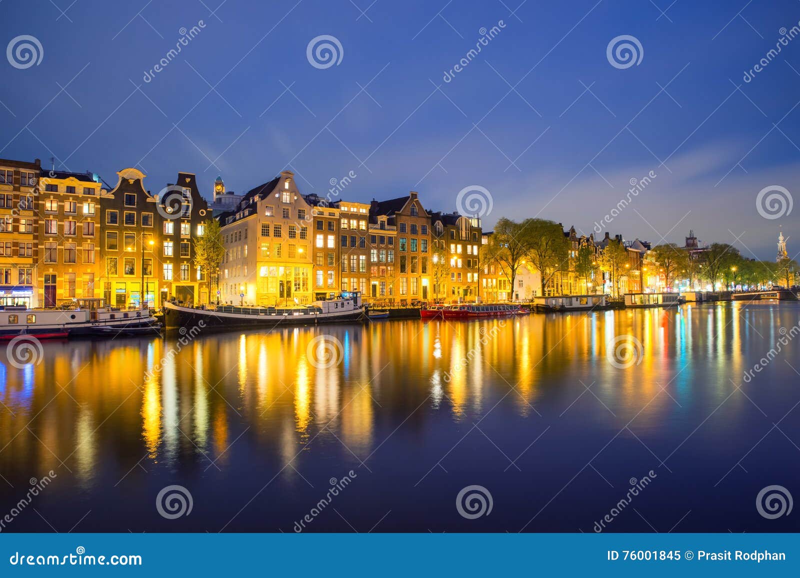Вид на город Амстердама ночи нидерландских традиционных домов Стоковое ...