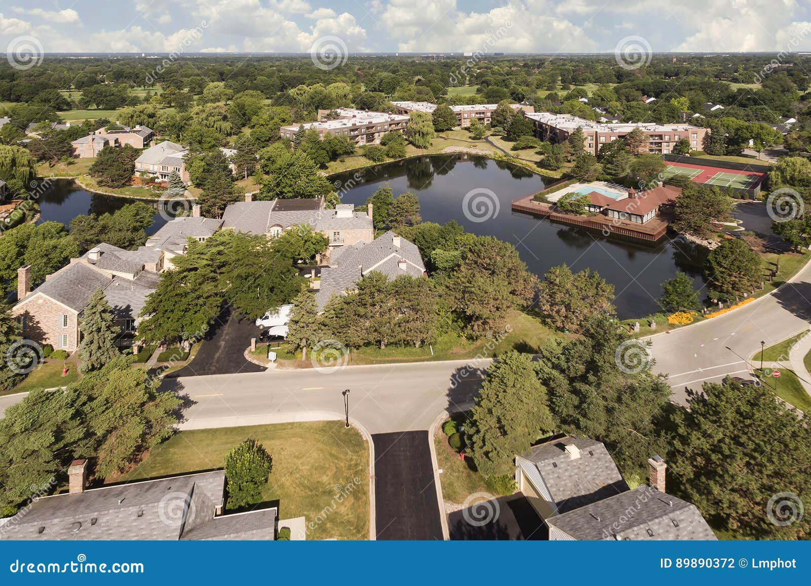 Вид с воздуха старого дерева в Northbrook, IL. Вид с воздуха общины с прудом