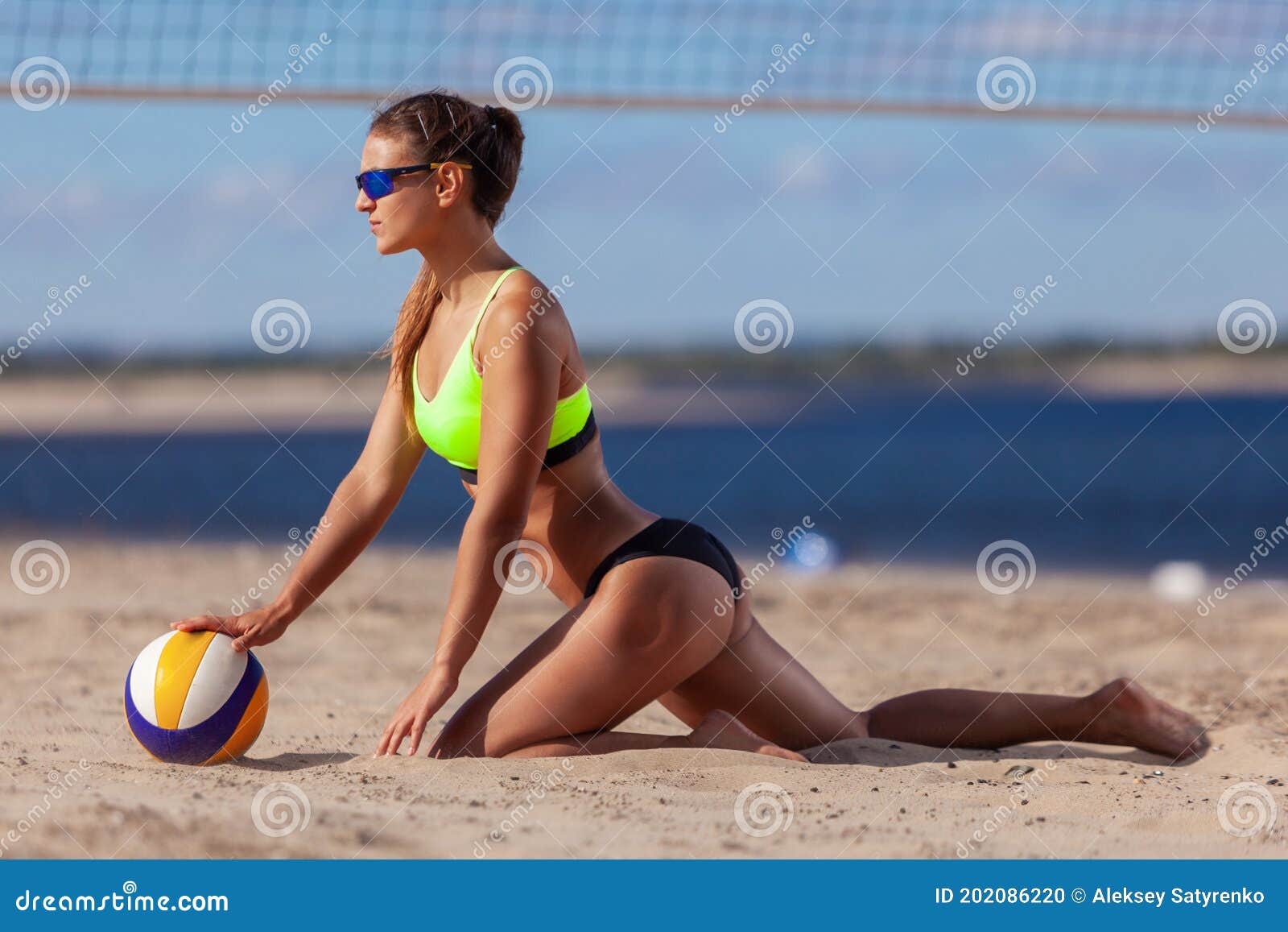 Летнее фото с девушкой в красном купальнике в шляпе на пляже