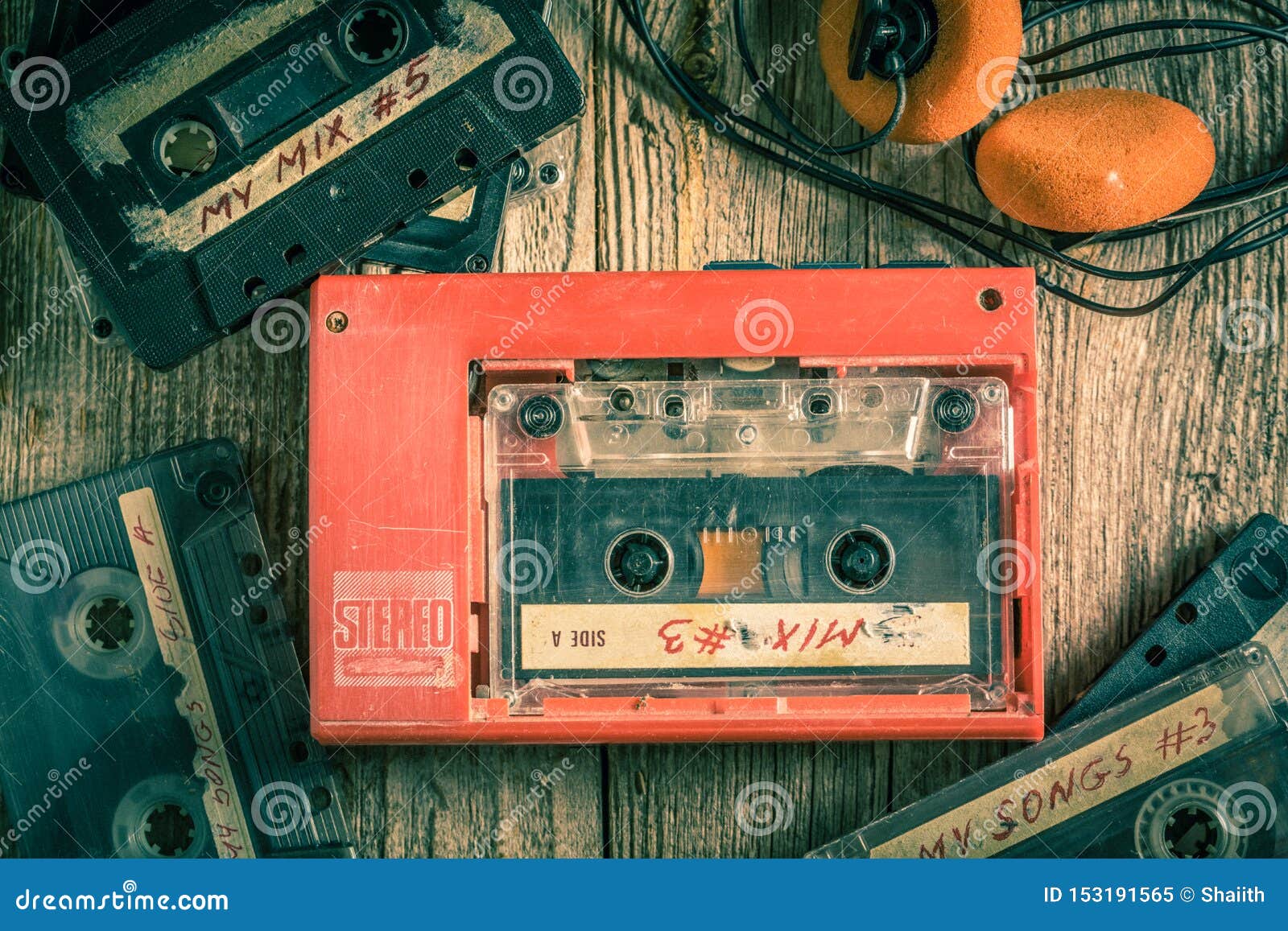 Винтажная кассета с наушниками и красным плеером Стоковое Изображение .