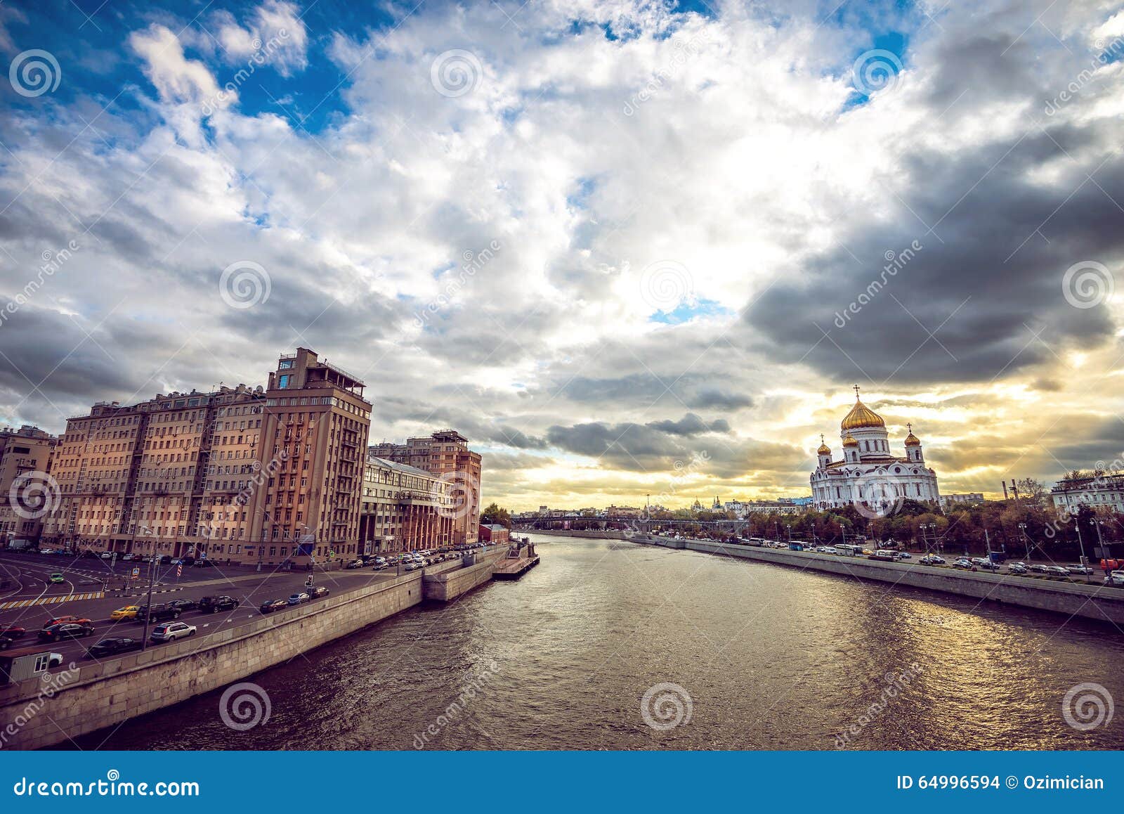 Висок спасителя Христоса в Москве. Взгляд от brige над рекой к виску спасителя Христоса в Москве, России