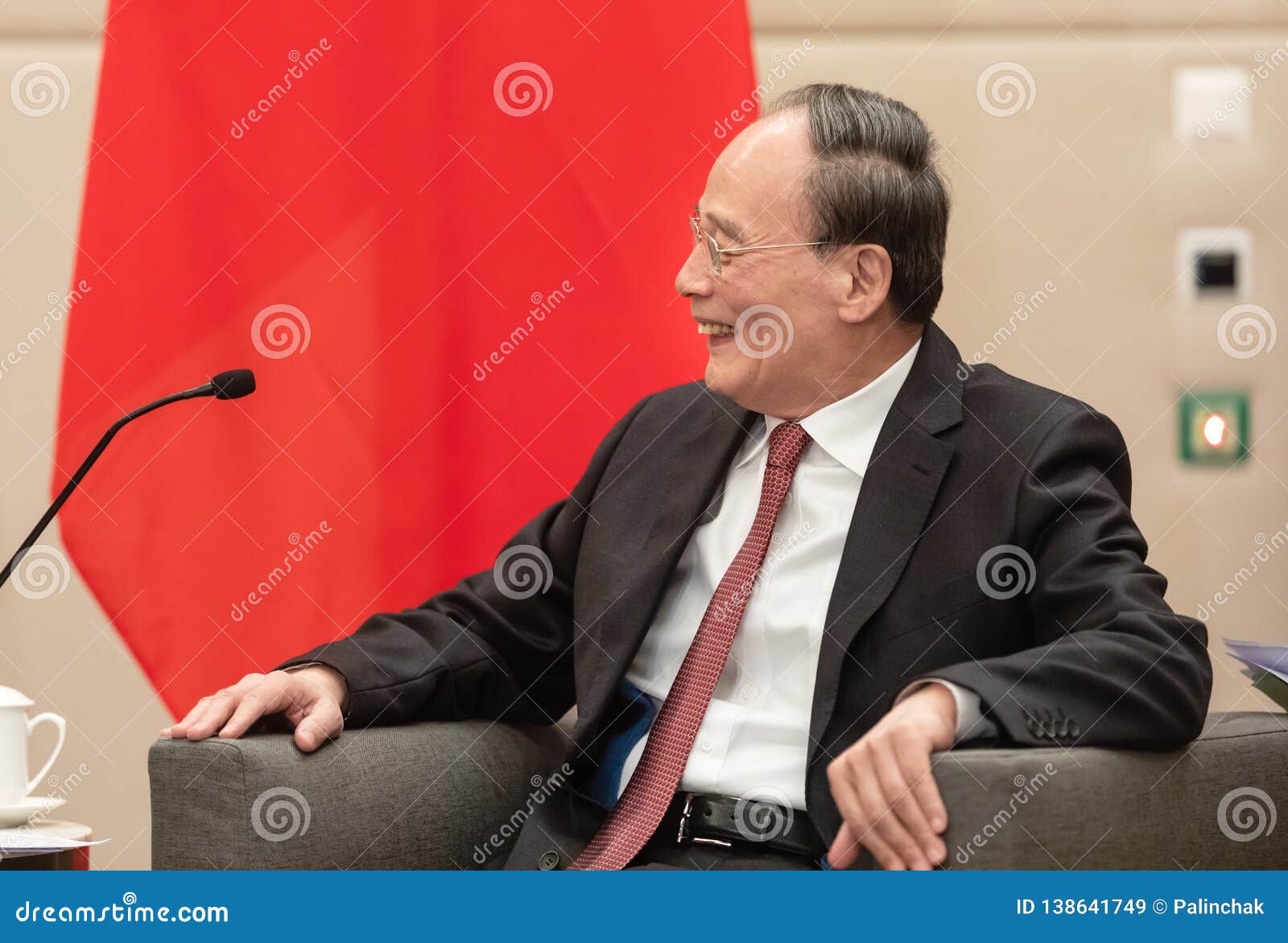 Вице-президент Республики Wang Qishan. ДАВОС, ШВЕЙЦАРИЯ - 24-ое января 2019: Wang Qishan китайский политик, и настоящий вице-президент Китайской Республики на ежегодном собрании 2019 Мирового форума в Давос