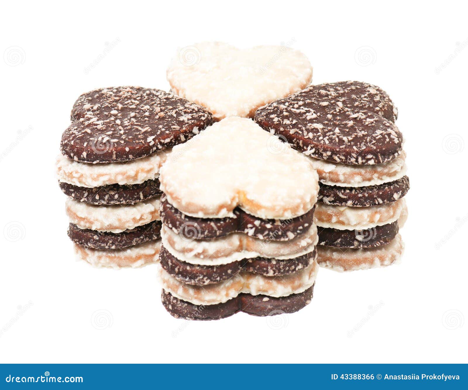 Вкусные печенья в форме сердца изолированного на белой предпосылке