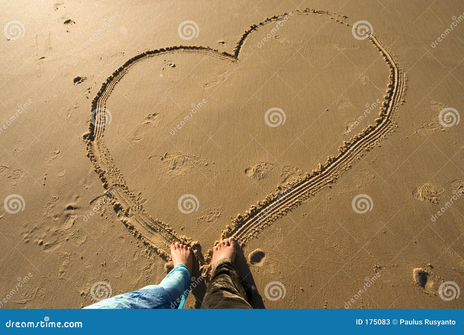 влюбленность пляжа. песок сердца чертежа пар