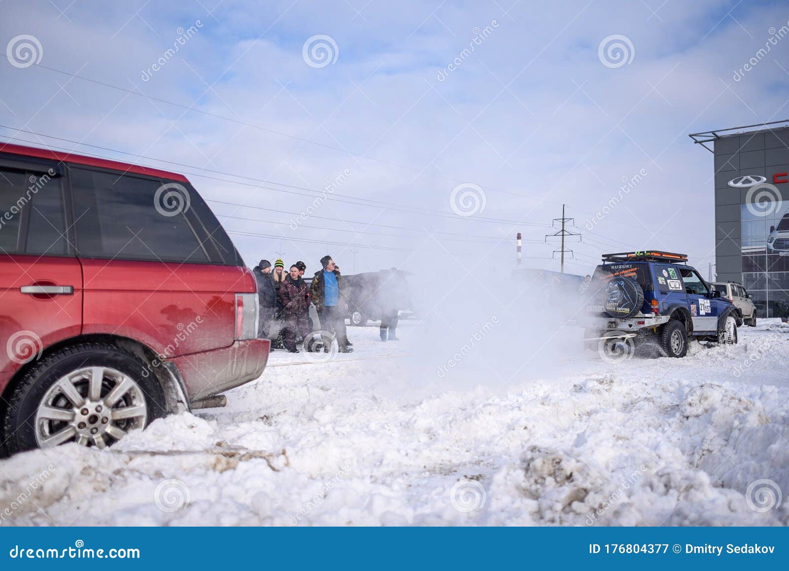 Внедорожник Range Rover Offroad 4x4 тянет веревку с эскудо Suzuki джип ...