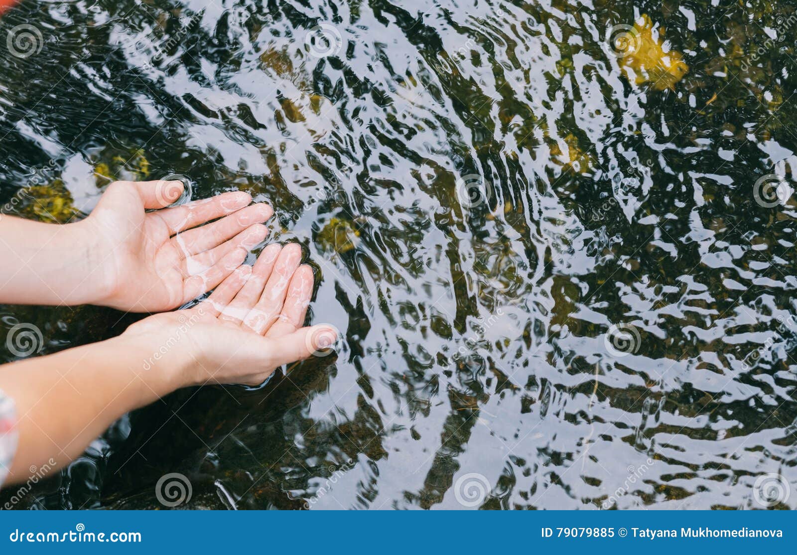 Вода в руках