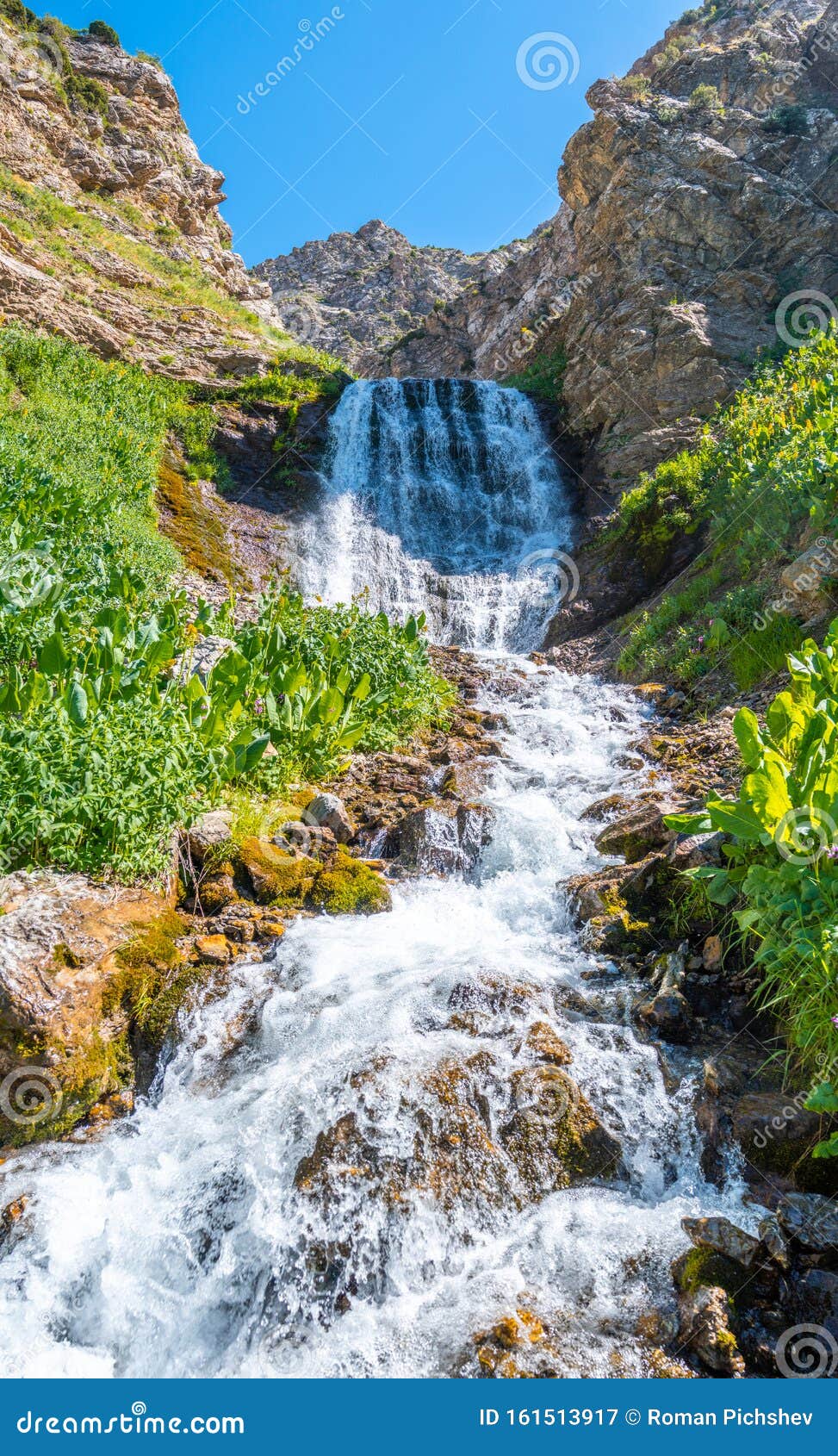 Вода в горах в летнюю солнечную погоду Стоковое Изображение ...