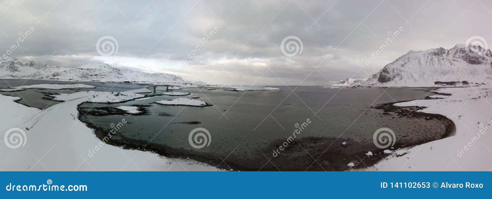 Воздушный панорамный вид трутня изумлять пейзаж зимы островов Lofoten с известным рыбацким поселком Норвегией Reine, Скандинавией Изображение взгляда сверху на заходе солнца