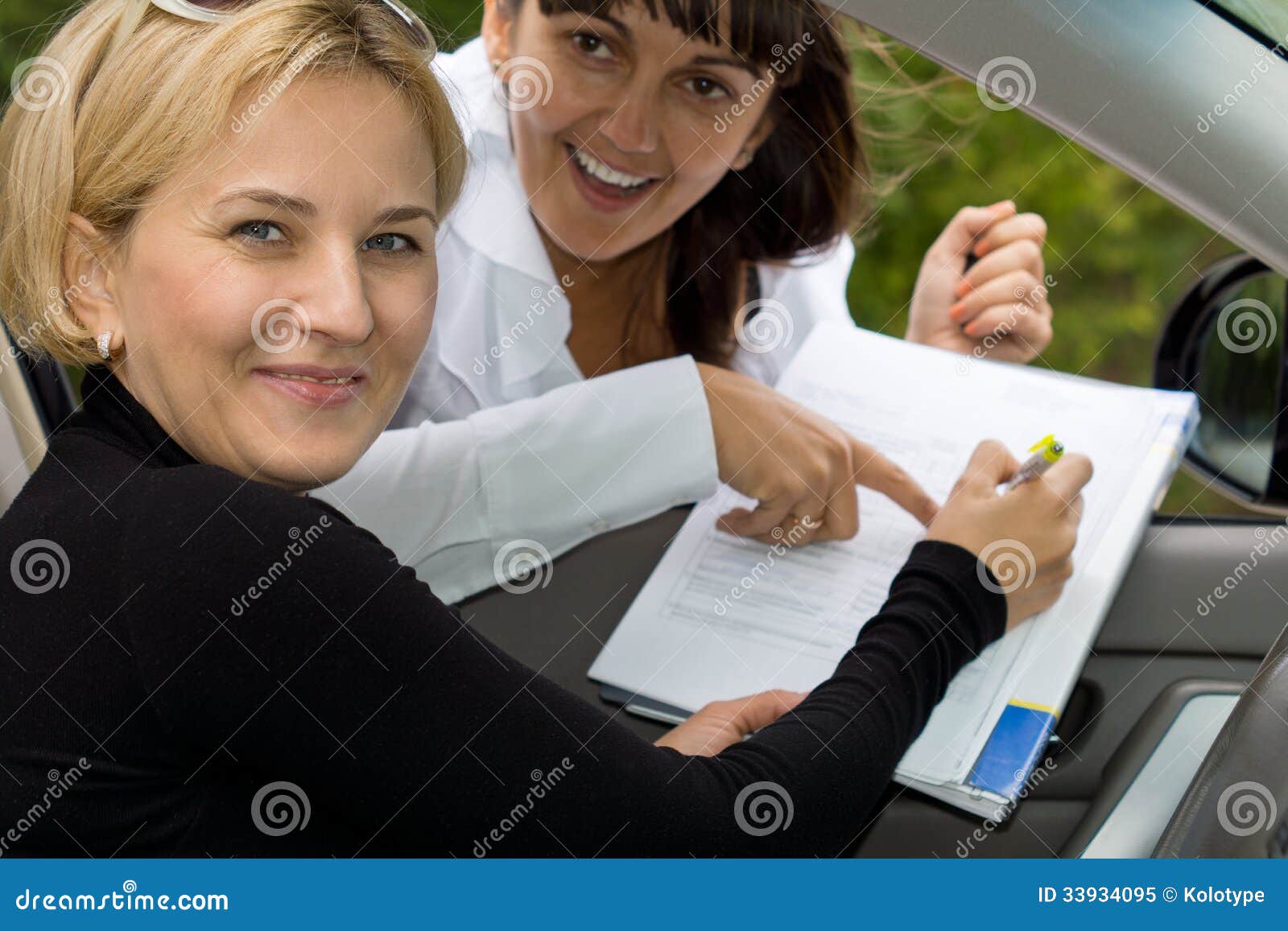 Восторженное подписание женщины для ее нового автомобиля Стоковое ...