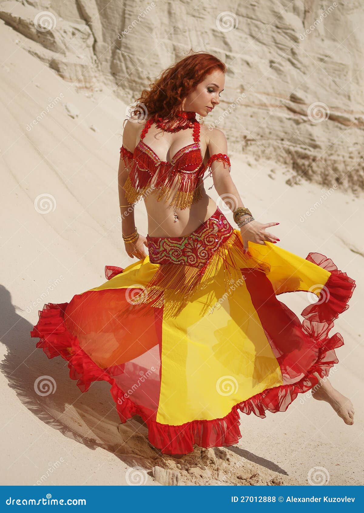 Восточный танцор в песке. Портрет девушки танцы в песке