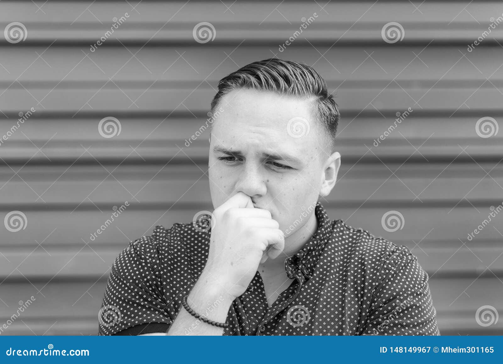 Встревоженный потревоженный хмуриться молодого человека Стоковое ...