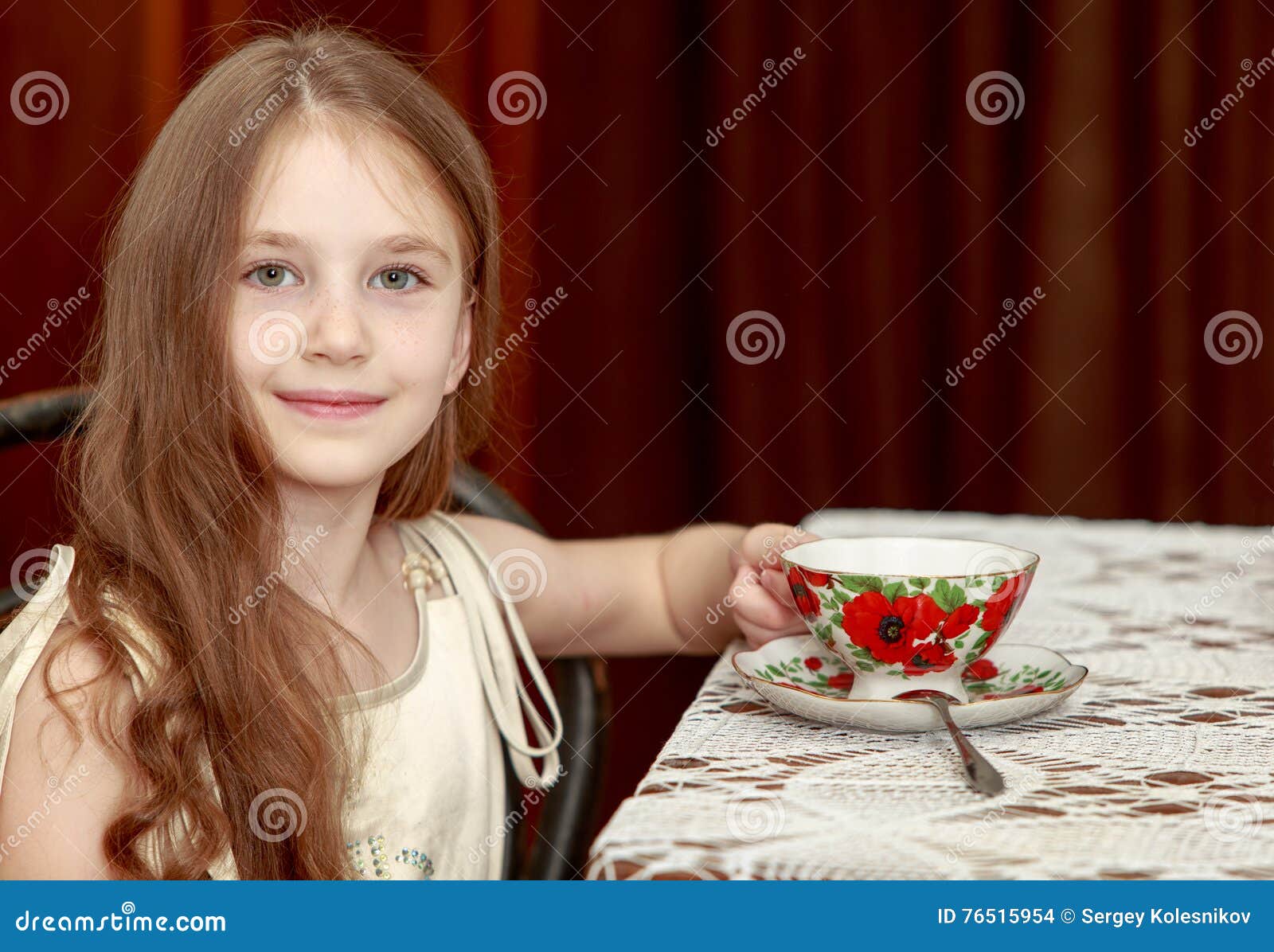 Картинка девочка пьет чай для детей