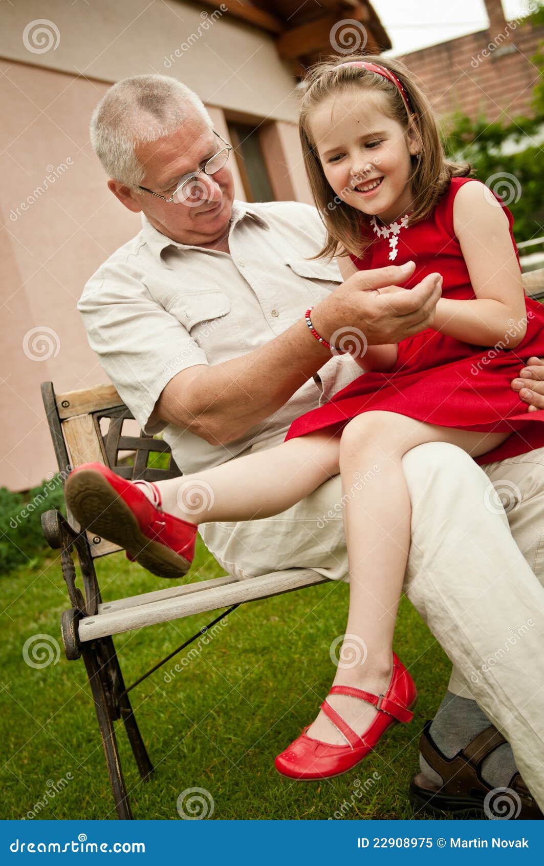 Дедушка с внуком на коленях
