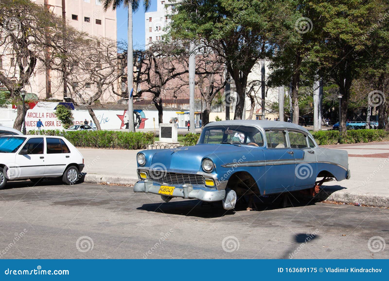 Гавана: столица кубы в центре города. центр столицы гаваны куба Старый американский автомобиль без ярусов