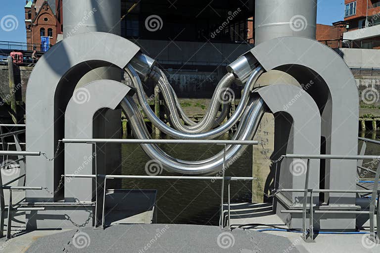 Гибкий металлический шланг стоковое изображение. изображение ...