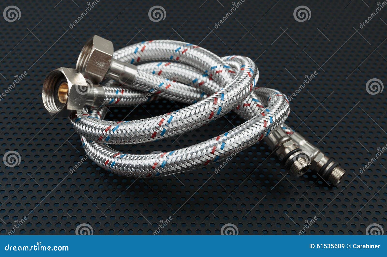 Гибкий рукав воды в металлическом заплетении Стоковое Изображение ...